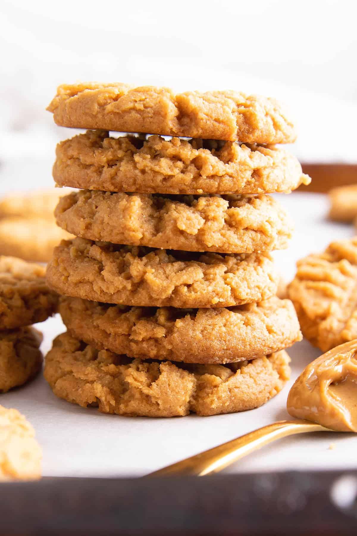 Keto Erdnussbutterkekse 2 Ein hoher Stapel Keto Erdnussbutter-Kekse