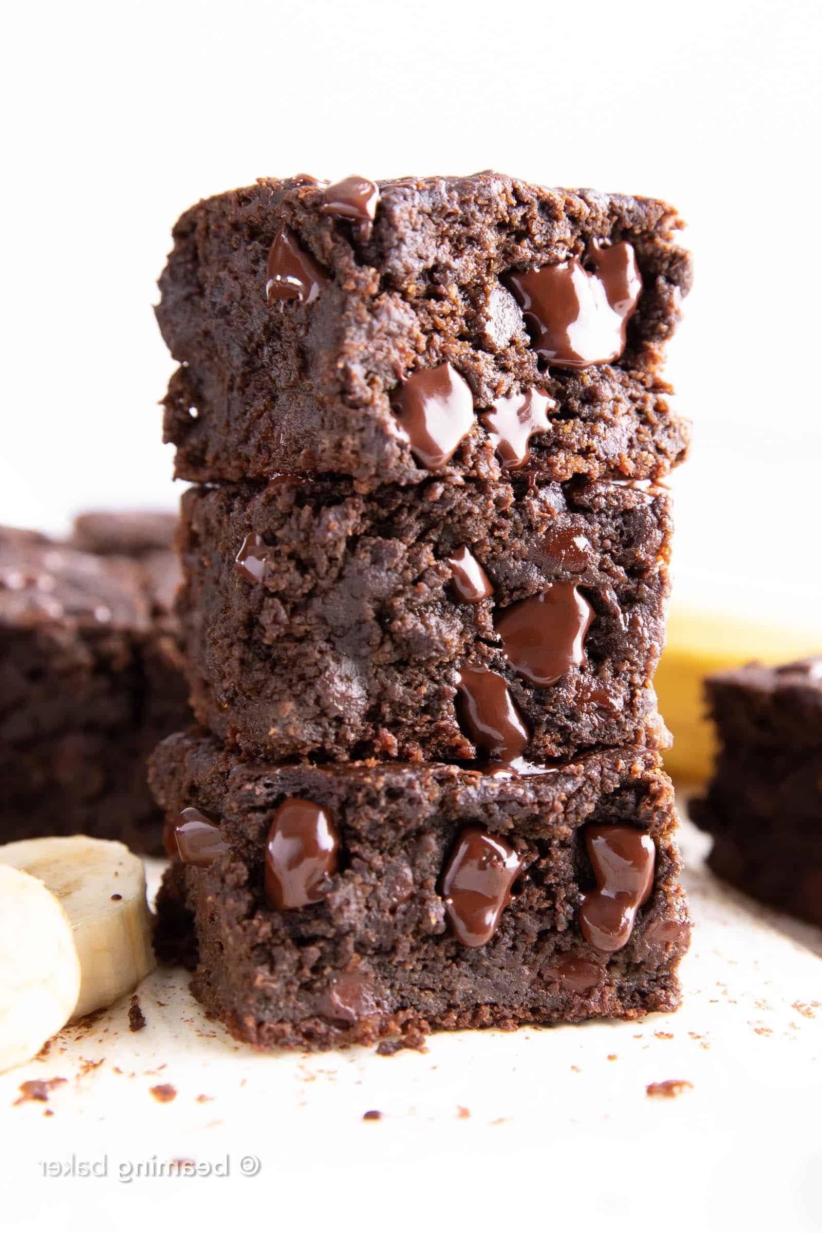 **Veganes Bananen-Brownies-Rezept** 2 Vegane Bananen-Brownies: dicke, super saftige Schoko-Bananen-Brownies. Schmelzen auf der Zunge, fudgy und reichhaltig mit einer weichen, zarten Krume. Das beste Bananen-Brownie-Rezept! Glutenfrei. #Vegan #Banane #Brownies #BananenBrownies | Rezept auf BeamingBaker.com