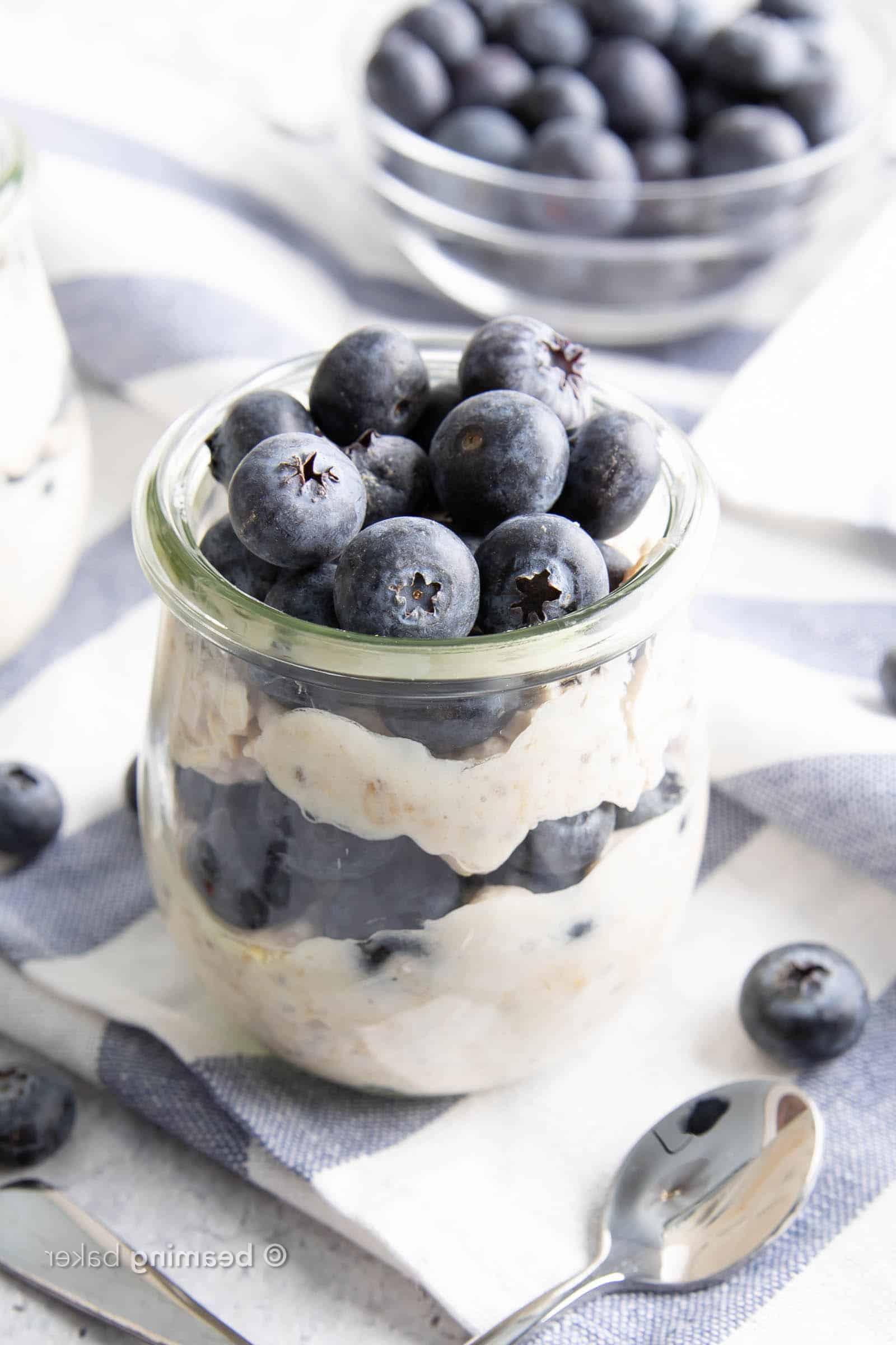Gesunde Overnight Oats mit Mandelmilch und Blaubeeren 2 Gesunde Overnight Oats mit Mandelmilch und Heidelbeeren: Lerne, wie man Overnight Oats mit Mandelmilch zubereitet! Ein schnelles & einfaches Mandelmilch-Frühstück im Glas – die besten Overnight Oats mit Mandelmilch. #OvernightOats #Mandelmilch #Frühstück #Gesund | Rezept auf BeamingBaker.com