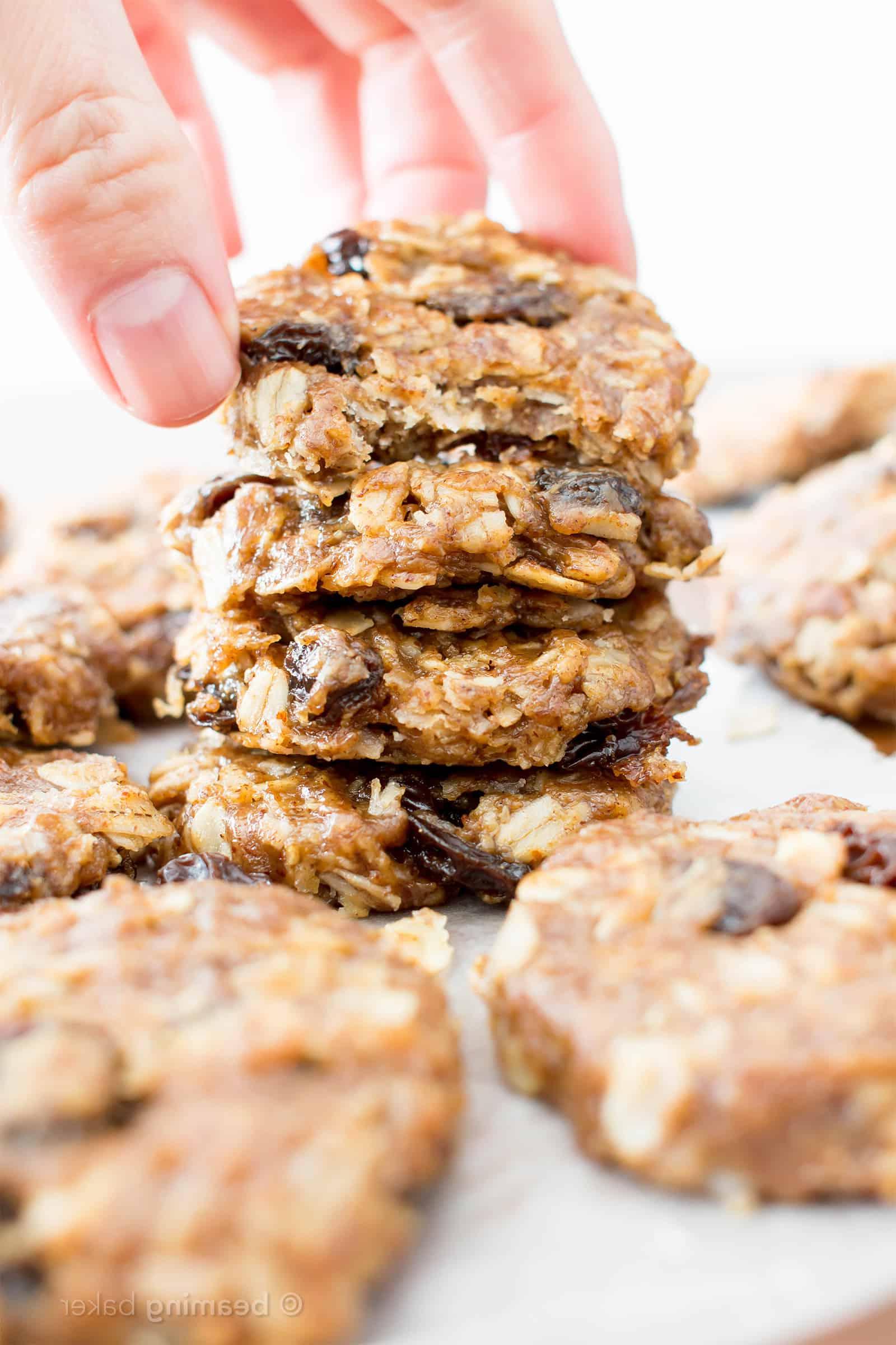 4-Zutaten-Haferflocken-Rosinen-Cookies ohne Backen (Vegan, Glutenfrei): Ein einfaches Rezept für herrlich zähe, ungebackene Kekse voller Rosinen- und Zimtgeschmack! #Vegan #Glutenfrei #Milchfrei #Kekse #OhneBacken #Dessert | Rezept auf BeamingBaker.com