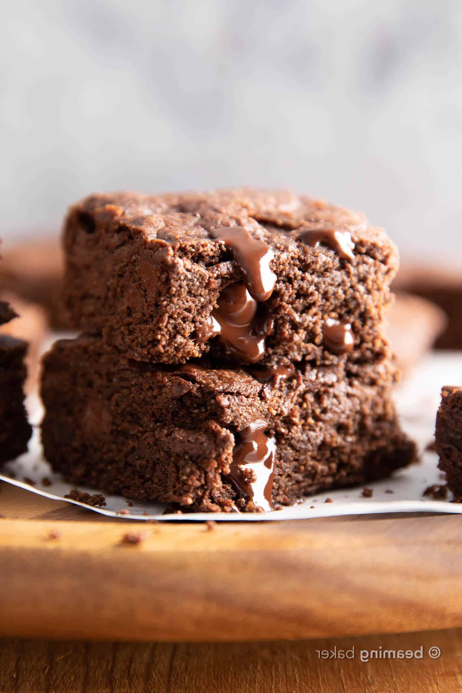 Mein Lieblingsrezept für glutenfreie Brownies von Grund auf: Die besten glutenfreien Brownies – fest, reichhaltig, dicht und voller schmelzender Schokostückchen! Ideal für vegane und milchfreie Ernährung. #GlutenfreieBrownies #VeganeBrownies #Milchfrei #Dessert | Rezept auf BeamingBaker.com