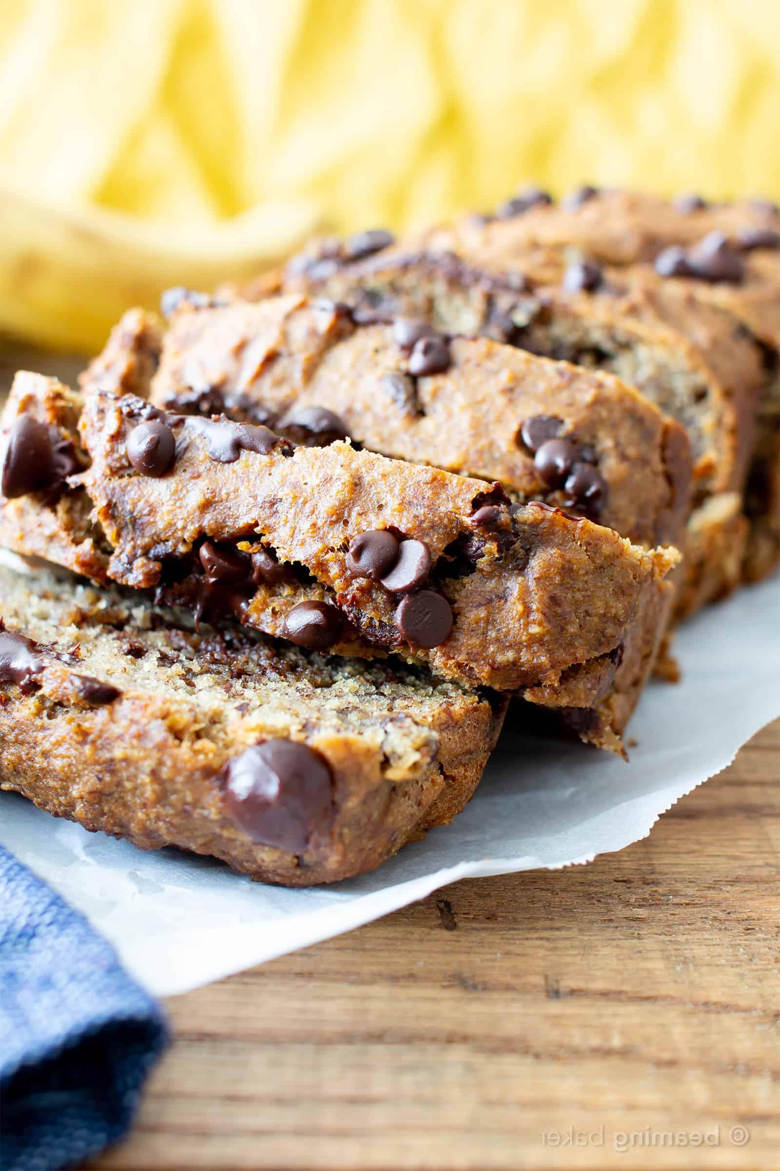 Das beste saftige Schokostückchen-Bananenbrot Rezept (Vegan, Glutenfrei, Aus einer Schüssel) 2 Bestes Saftiges Schoko-Bananenbrot (Vegan, Glutenfrei): Ein Ein-Schüssel-Rezept für köstlich feuchtes Bananenbrot voller Schokolade, hergestellt mit gesunden, vollwertigen Zutaten. #Vegan #GlutenFree #DairyFree #Healthy #QuickBreads | Rezept auf BeamingBaker.com