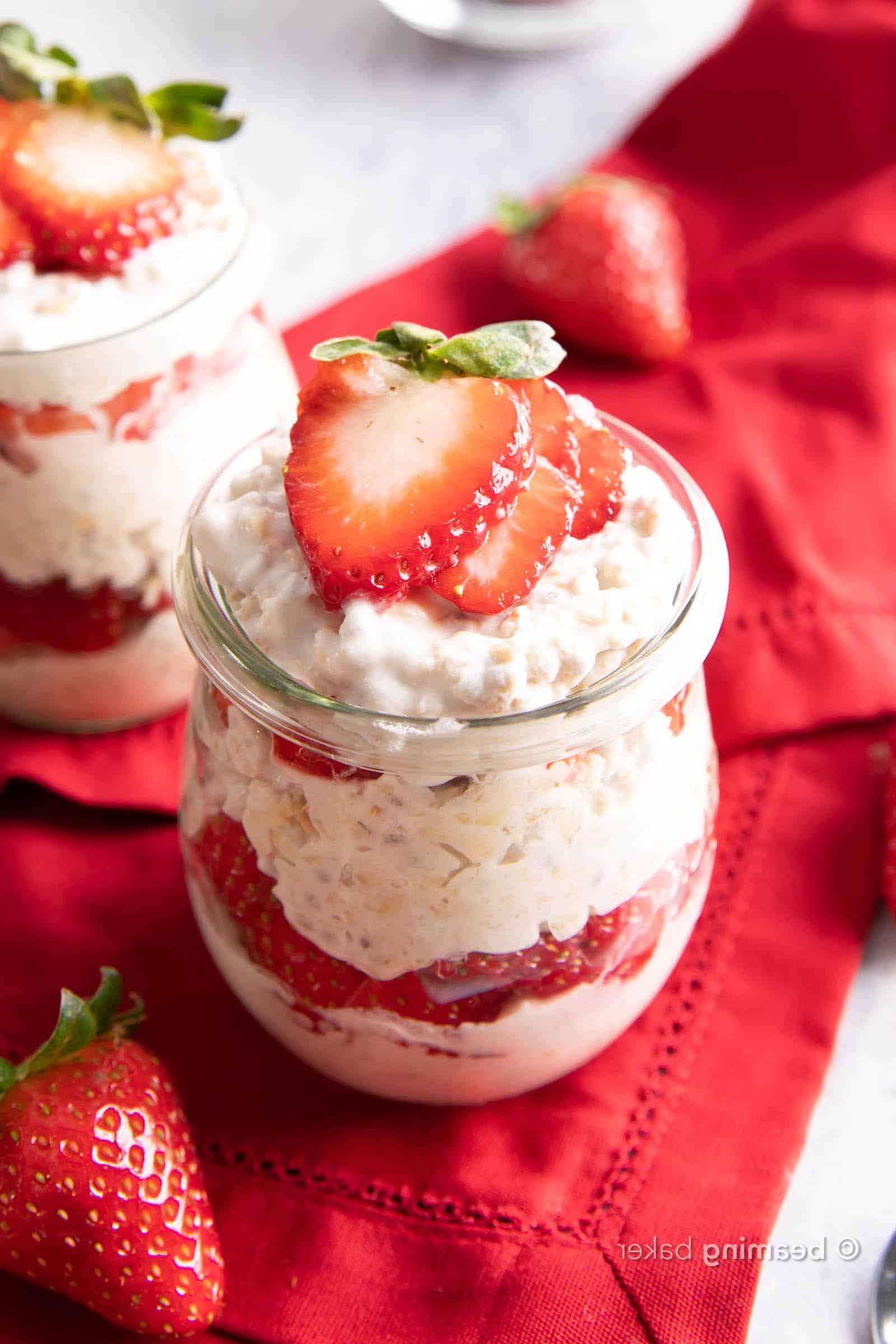 Erdbeer-Overnight Oats Rezept (Vegan, Gesund) 2 Erdbeer Overnight Oats Rezept (Vegan): Machen Sie einfache vegane Overnight Oats, die dick & cremig sind! Einfache Zutaten für ein einfaches, gesundes Frühstück! #Vegan #OvernightOats #OvernightOatmeal #Breakfast #Vegan | Rezept auf BeamingBaker.com