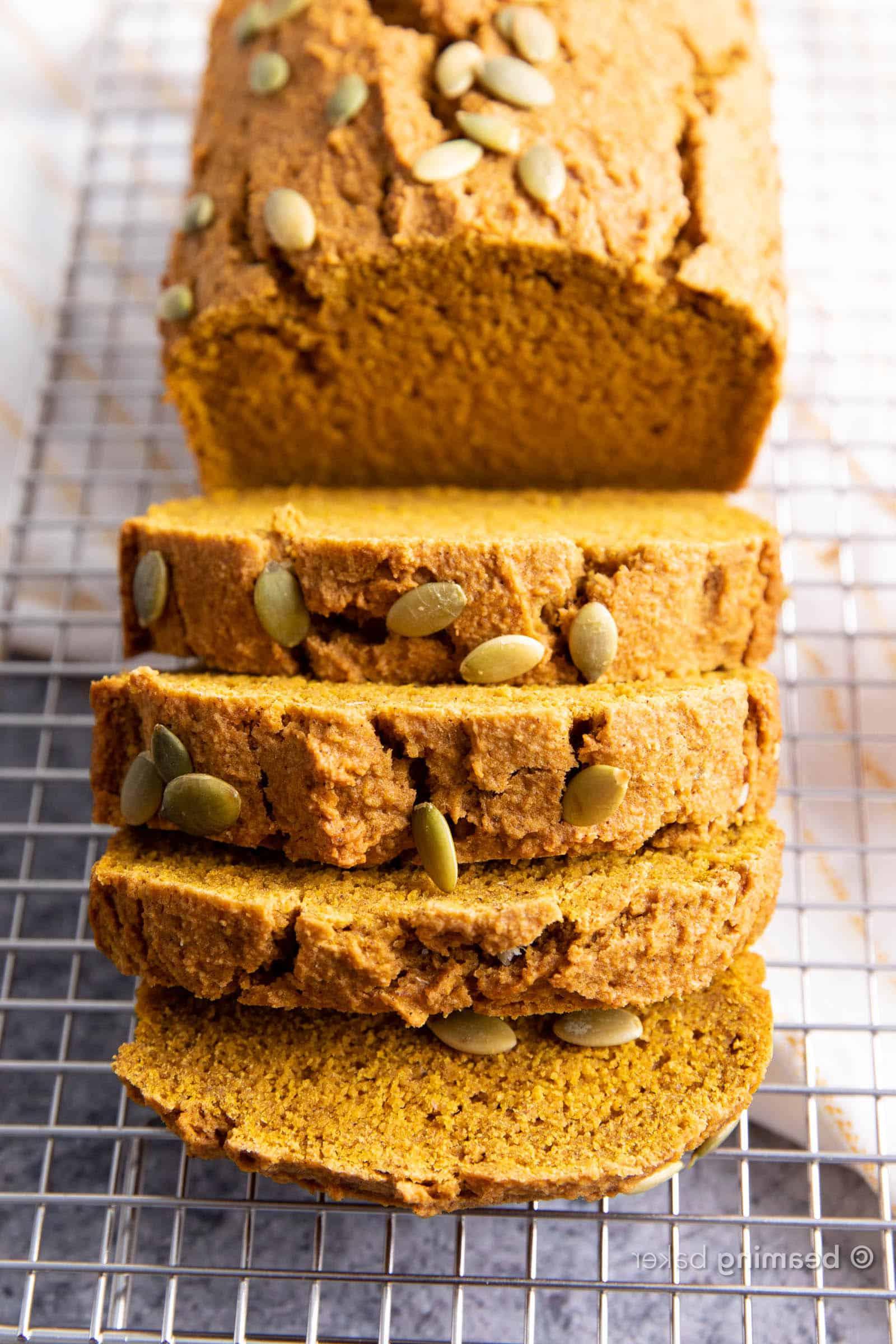 Glutenfreies Kürbisbrot Rezept 2 Glutenfreies Kürbisbrot: Dieses Rezept liefert ein saftiges, befriedigend dichtes und leicht lockeres glutenfreies Kürbisbrot. Das beste glutenfreie Kürbisbrot-Rezept – aus einer Schüssel, mit reichen, warmen Kürbisaromen und leicht süß. #Kürbisbrot #Glutenfrei #Kürbis #GF