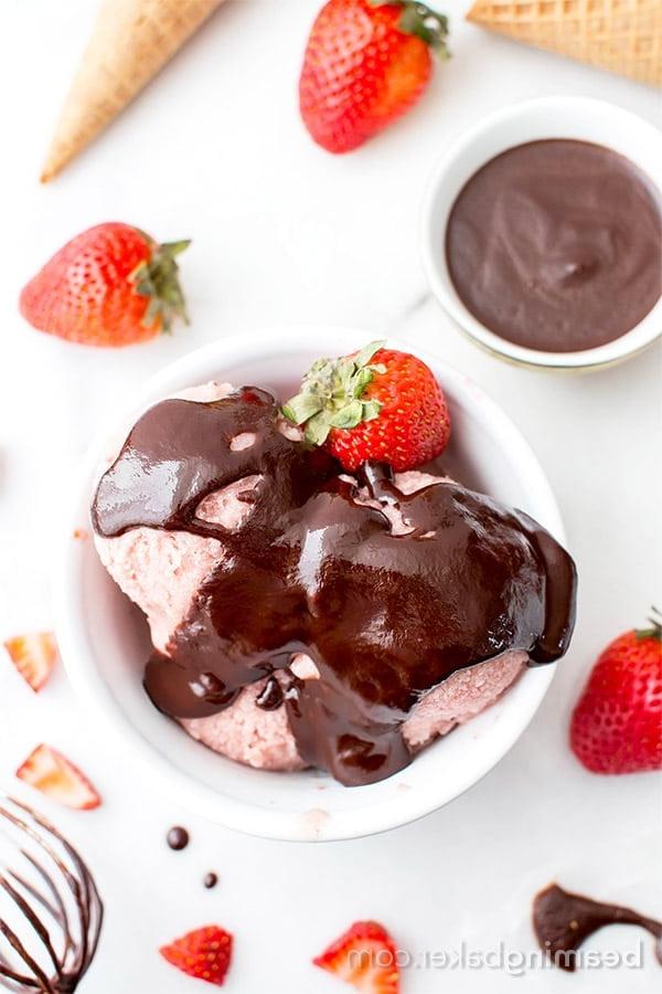 Vegane Magic Shell (V, GF, DF): ein raffiniert-zuckerfreies 3-Zutaten-Rezept für die perfekte selbstgemachte magische Schokoglasur. #Vegan #Paleo #Milchfrei #Glutenfrei | BeamingBaker.com
