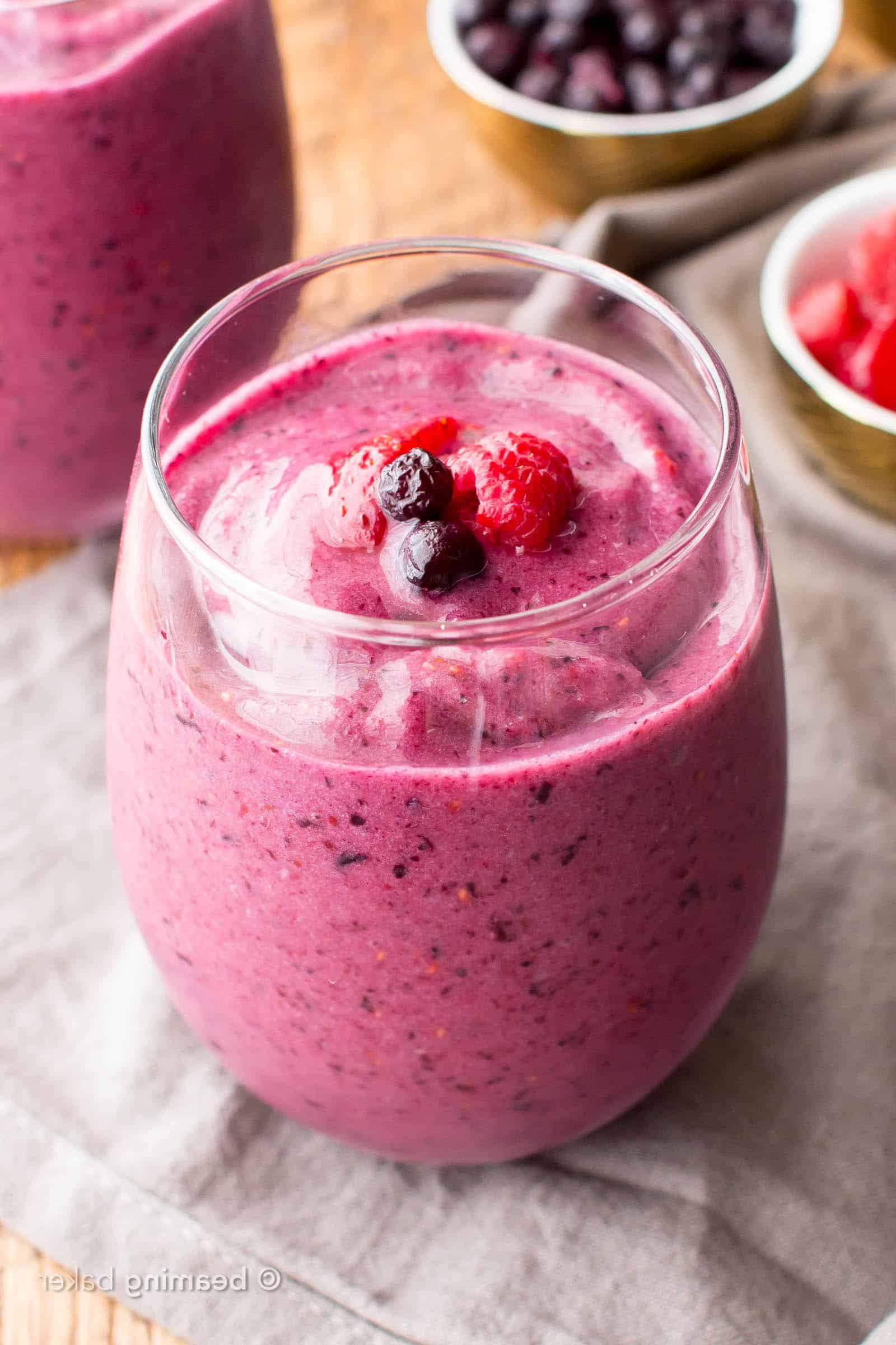 Einfaches Beeren-Smoothie Rezept: Dieser schnelle & einfache Beeren-Smoothie ist in 5 Minuten fertig! Erfrischend, voller Antioxidantien und köstlich. Paleo, Milchfrei, Gesund. #Beeren #Smoothie #Milchfrei #Paleo #Frühstück | Rezept auf BeamingBaker.com