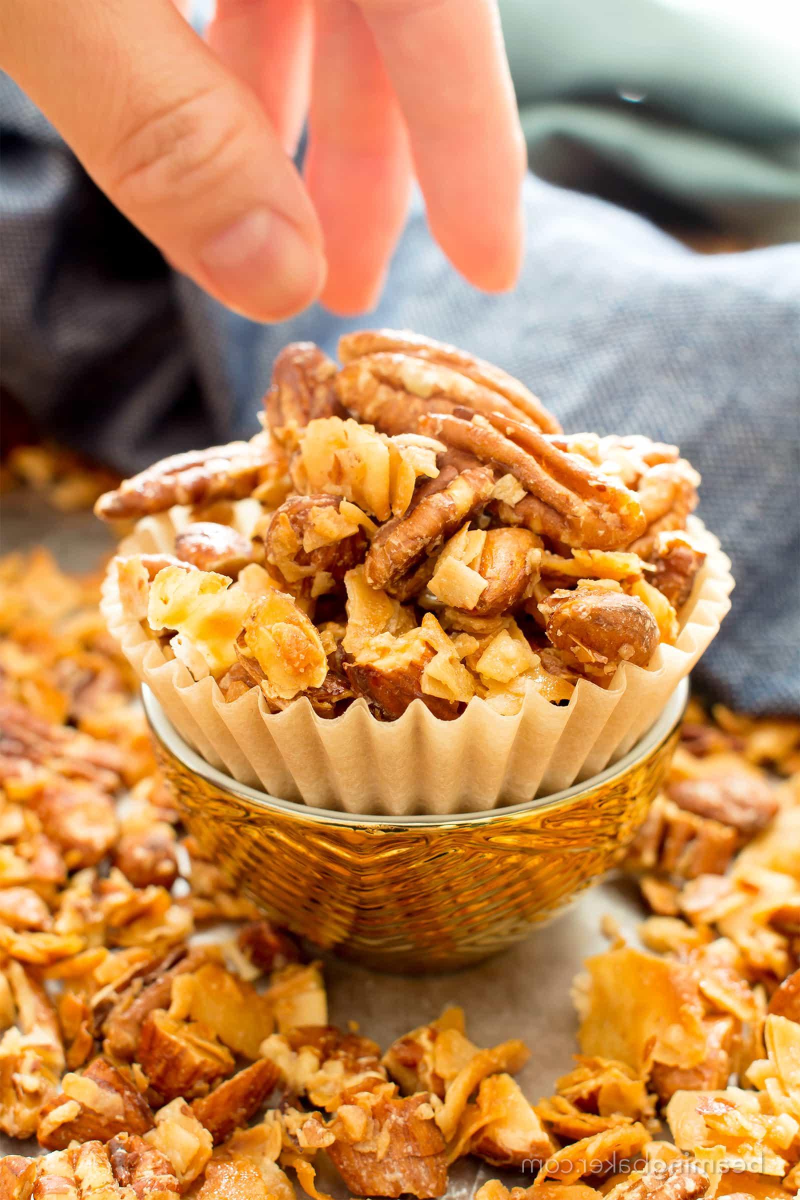 4-Zutaten Kokos-Mandel-Pekannuss Paleo Granola (Ölfrei, Vegan, Glutenfrei, Getreidefrei, Milchfrei, Ohne raffinierten Zucker) 2 4-Zutaten Kokos-Mandel-Pekannuss Paleo Granola (Vegan, Glutenfrei): Ein schnelles und einfaches Rezept für knuspriges, süßes und leicht salziges Granola voller natürlicher Zutaten. #Paleo #Vegan #Snacks #Gesund #Glutenfrei #Milchfrei #Zuckerfrei | BeamingBaker.com