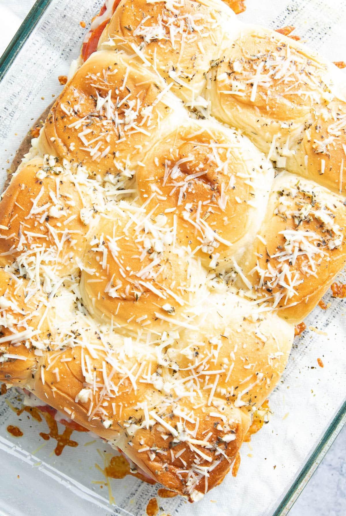**Pizza-Brötchen** 11 Dieses italienische Abendessenrezept in einer Glasschale gebacken, serviert mit Salat und Oregano-Topping