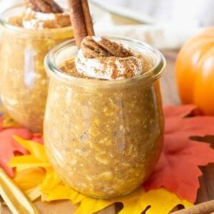 Kürbis Overnight Oats in zwei Gläsern mit Herbstdekoration