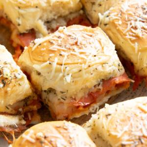 **Pizza-Brötchen** 12 Pizza Sliders mit schmelzendem Käse, würziger Peperoni und Butter-Topping