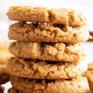 Keto Erdnussbutterkekse 12 Quadratisches Foto eines Stapels Keto Erdnussbutter-Kekse