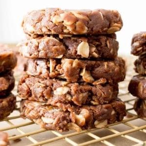 Nahaufnahme von No Bake Haferflocken-Keksen, perfekt portioniert und gekühlt.