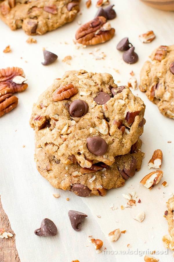 Ahorn-Pekannuss-Schokostückchen-Kekse (Hafermehl, Vegan, Glutenfrei, Milchfrei) 3 Ahorn-Pekannuss-Schoko-Cookies (V, GF, DF): Ein einfaches Rezept für köstlich weiche und zähe Hafermehl-Schoko-Cookies, die vor Ahorn- und Pekannussgeschmack nur so strotzen. #Vegan #GlutenFree #DairyFree #OatFlour | BeamingBaker.com
