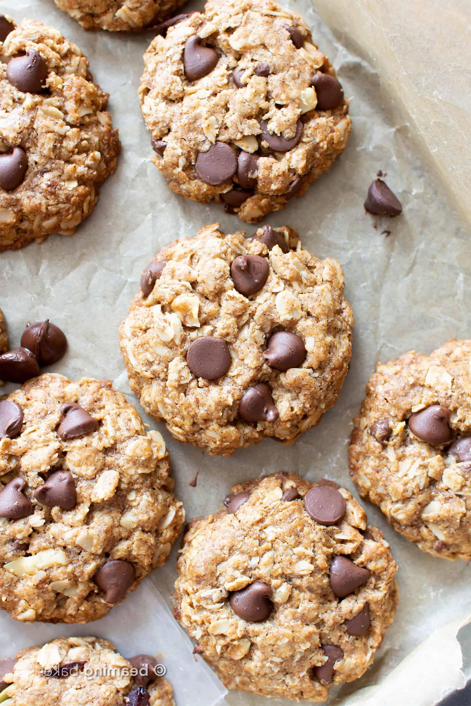 Meine Lieblings vegane Haferflocken-Schoko-Chip-Cookies! 3 Vegane Hafer-Schoko-Kekse auf Backpapier, Aufsicht – meine Lieblingskekse!