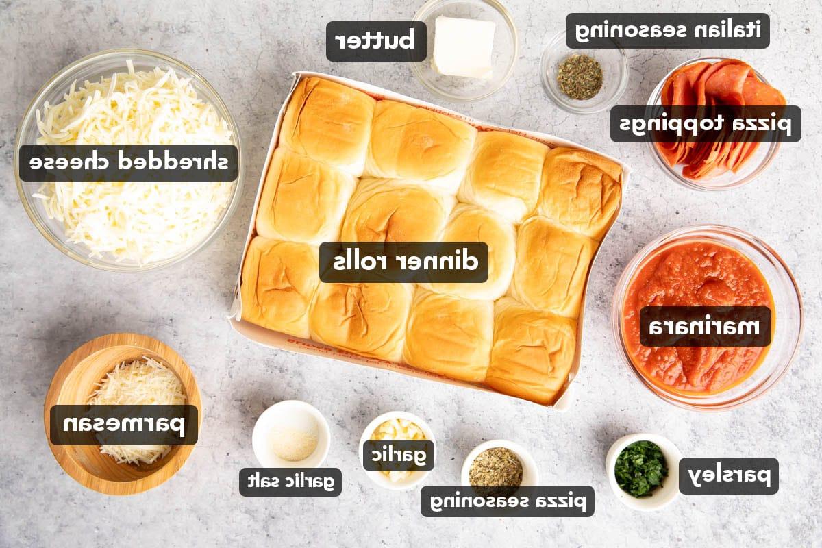 **Pizza-Brötchen** 3 Zutaten für Pizza Sliders in Vorbereitungsschalen: Pizzagewürz, Hawaiian Rolls, Käse, Peperoni, Butter, Parmesan und gehackter Knoblauch