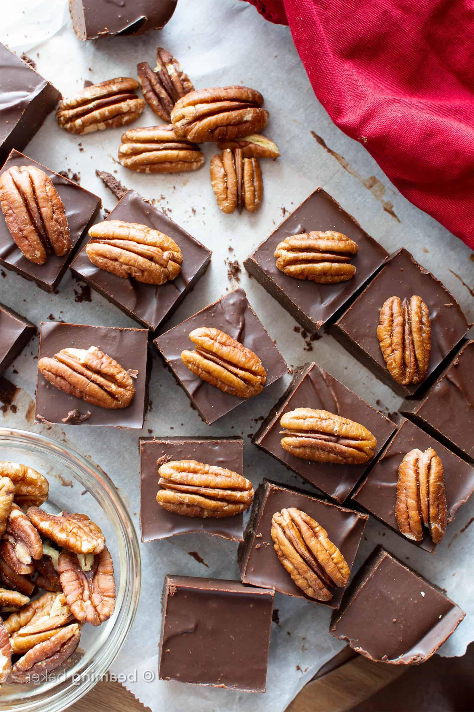 Keto Schoko-Fudge: Dieses kohlenhydratarme Schoko-Pekannuss-Fudge Rezept benötigt nur 2 Zutaten, ist vegan & milchfrei! Das beste 5-Minuten-Fudge für dicke Quadrate zuckerfreien Schoko-Fudges! Schmeckt wie mit Schokolade überzogene Pekannüsse.