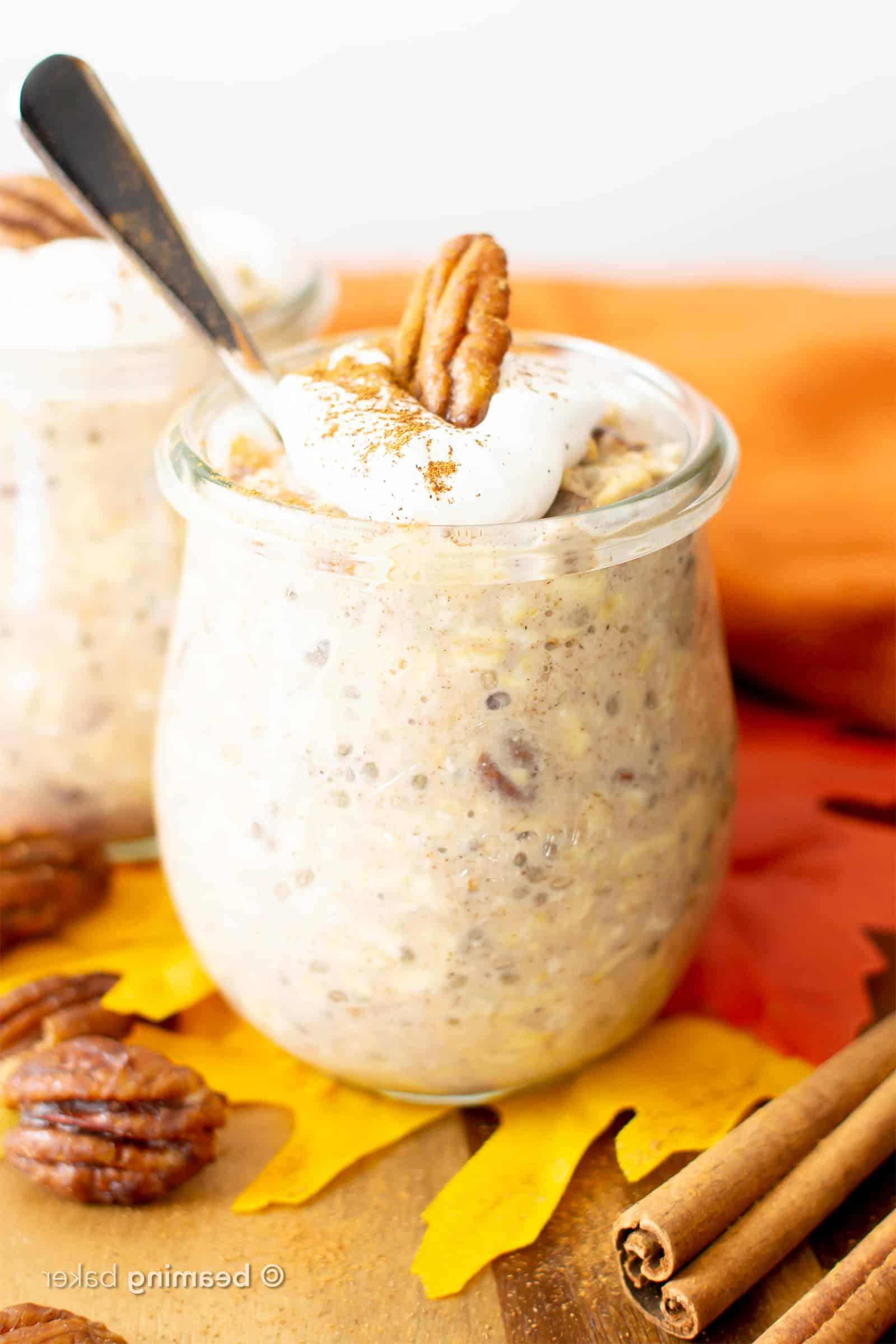 Gesunde vegane Overnight Oats, die nach Pekannusskuchen schmecken – einfach zuzubereiten und perfekt für einen schnellen Start in den Tag.