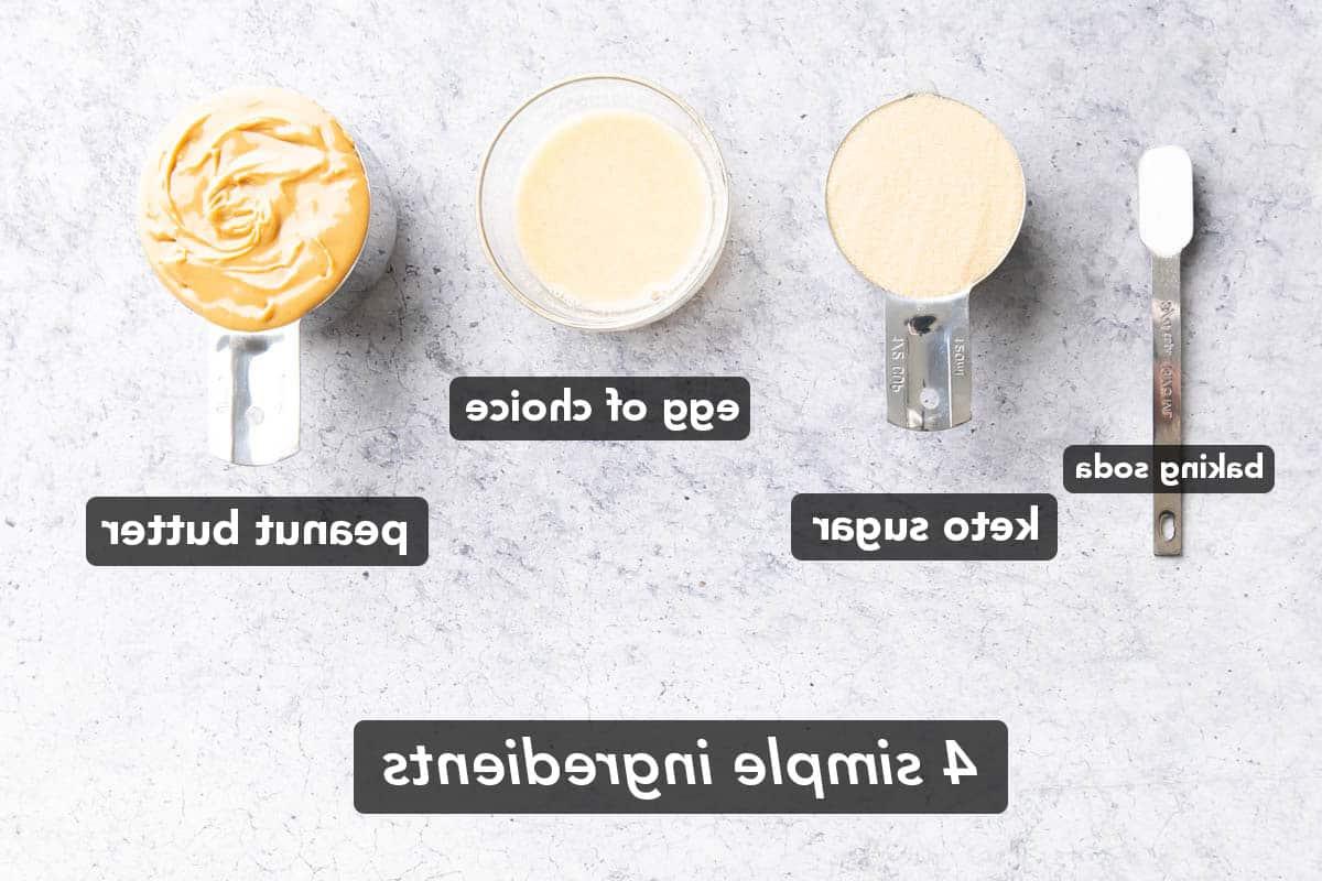 Keto Erdnussbutterkekse 3 Foto von Zutaten für Keto Erdnussbutter-Kekse, die auf einem Tisch abgemessen sind