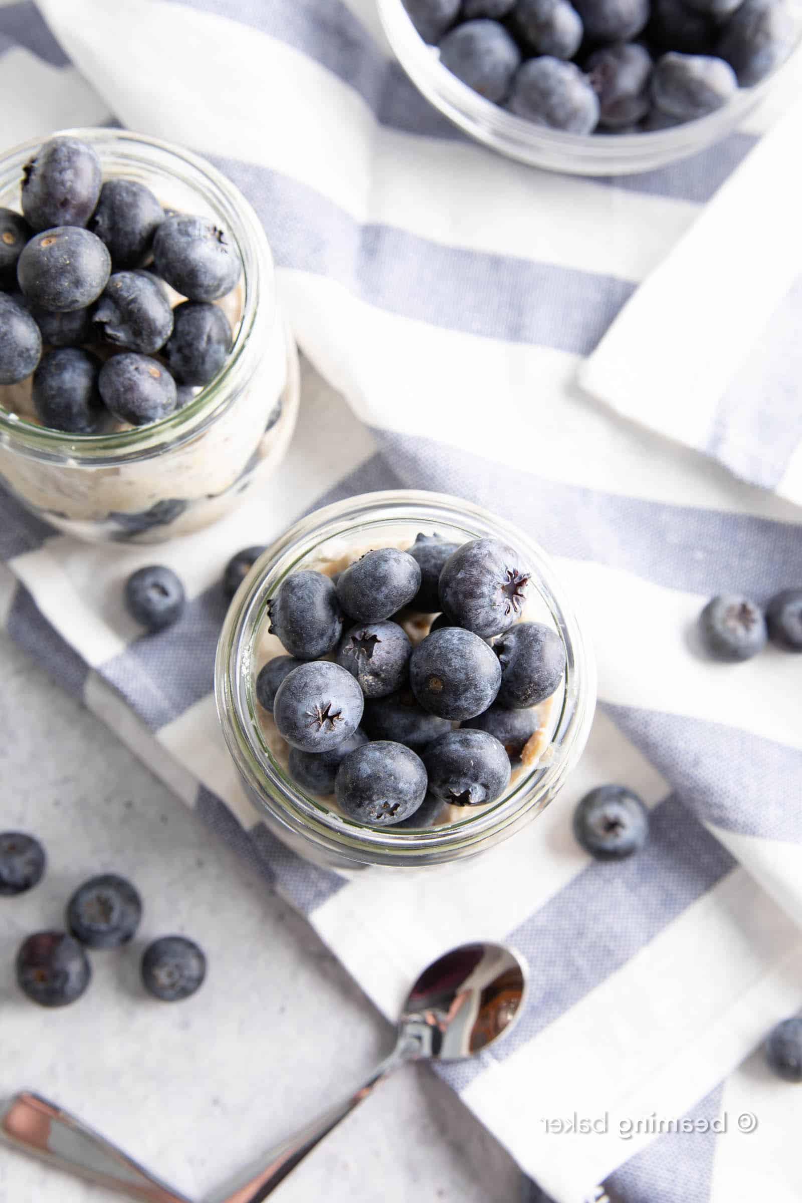 Gesunde Overnight Oats mit Mandelmilch und Blaubeeren 3 Gesunde Overnight Oats mit Mandelmilch und Heidelbeeren: Lerne, wie man Overnight Oats mit Mandelmilch zubereitet! Ein schnelles & einfaches Mandelmilch-Frühstück im Glas – die besten Overnight Oats mit Mandelmilch. #OvernightOats #Mandelmilch #Frühstück #Gesund | Rezept auf BeamingBaker.com