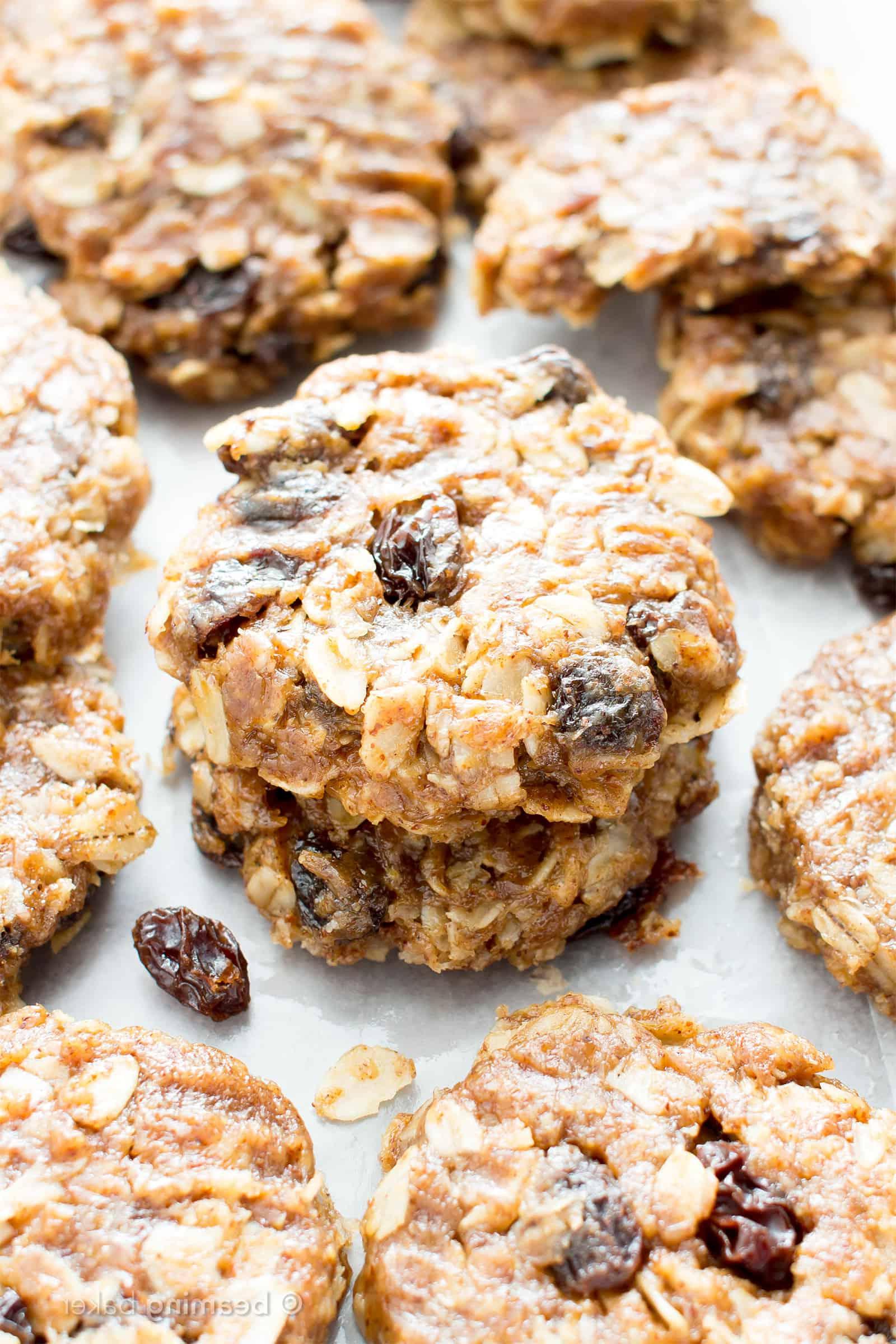 4-Zutaten-Haferflocken-Rosinen-Cookies ohne Backen (Vegan, Glutenfrei): Ein einfaches Rezept für herrlich zähe, ungebackene Kekse voller Rosinen- und Zimtgeschmack! #Vegan #Glutenfrei #Milchfrei #Kekse #OhneBacken #Dessert | Rezept auf BeamingBaker.com