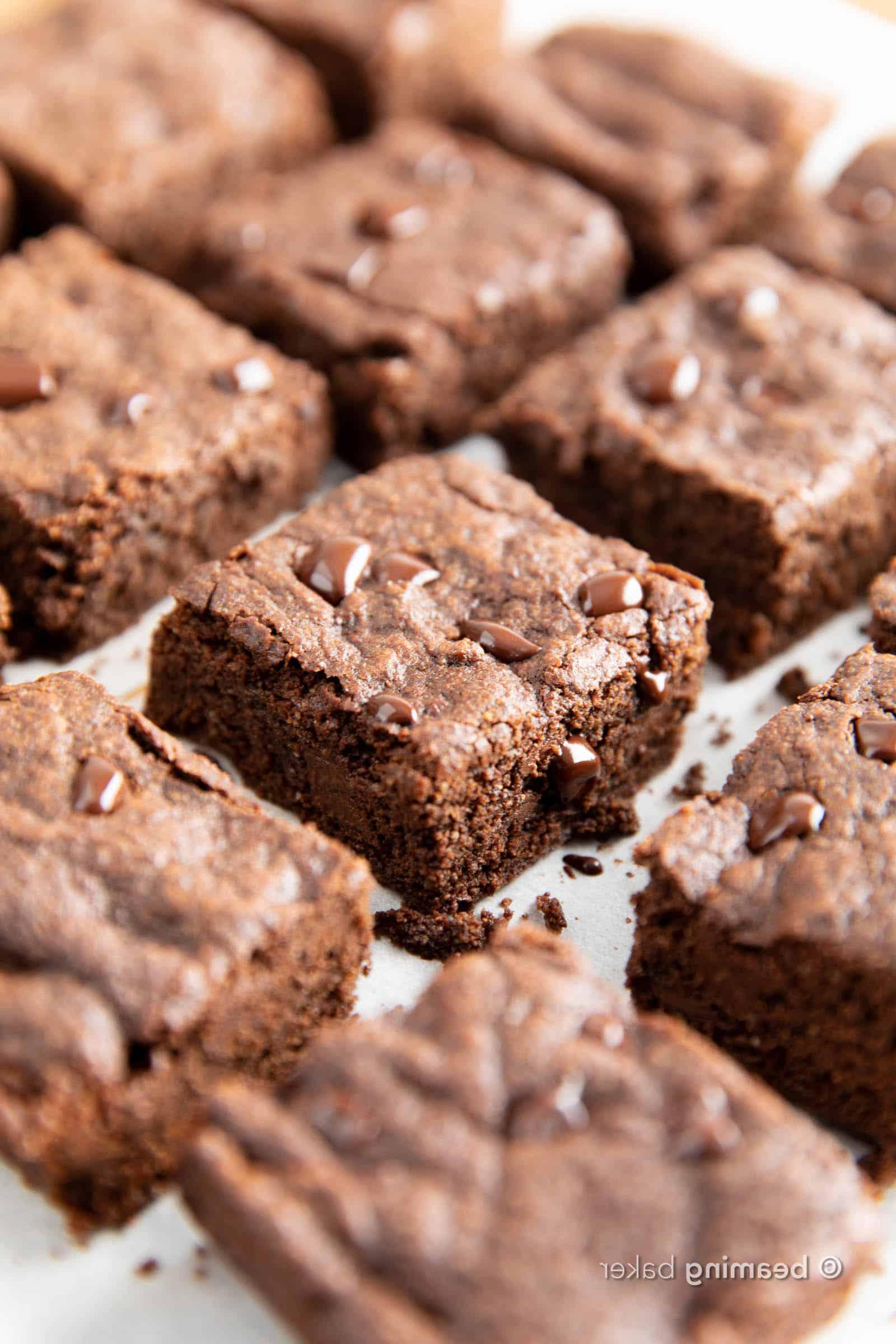 Mein Lieblingsrezept für glutenfreie Brownies von Grund auf: Die besten glutenfreien Brownies – fest, reichhaltig, dicht und voller schmelzender Schokostückchen! Ideal für vegane und milchfreie Ernährung. #GlutenfreieBrownies #VeganeBrownies #Milchfrei #Dessert | Rezept auf BeamingBaker.com