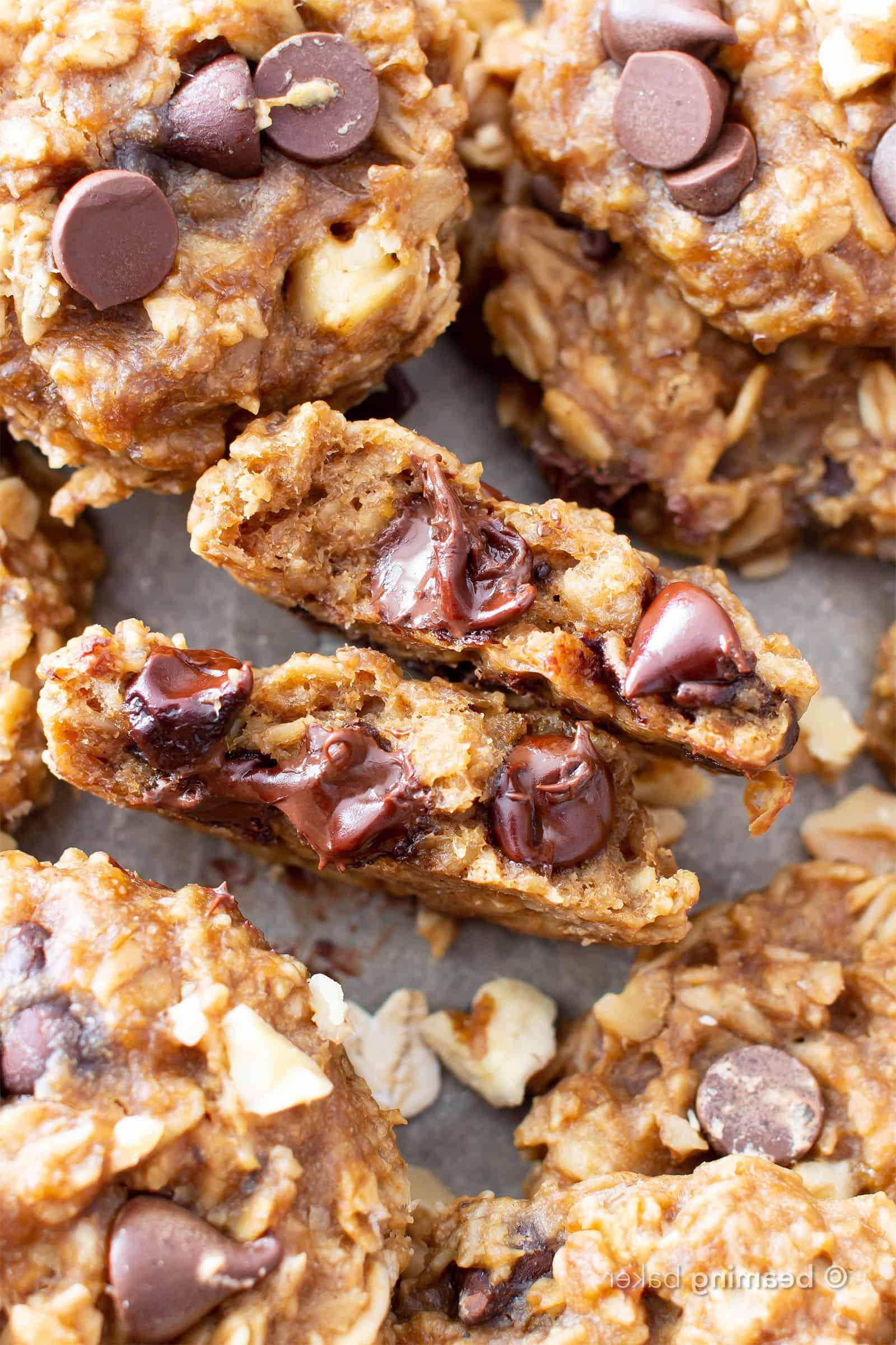 Glutenfreie Bananen-Haferflocken-Kekse 3 Weiche und gesunde glutenfreie Bananen-Haferflocken-Kekse, reich an Banane und Haferflocken. Ideal für einen gesunden Snack oder Frühstück.