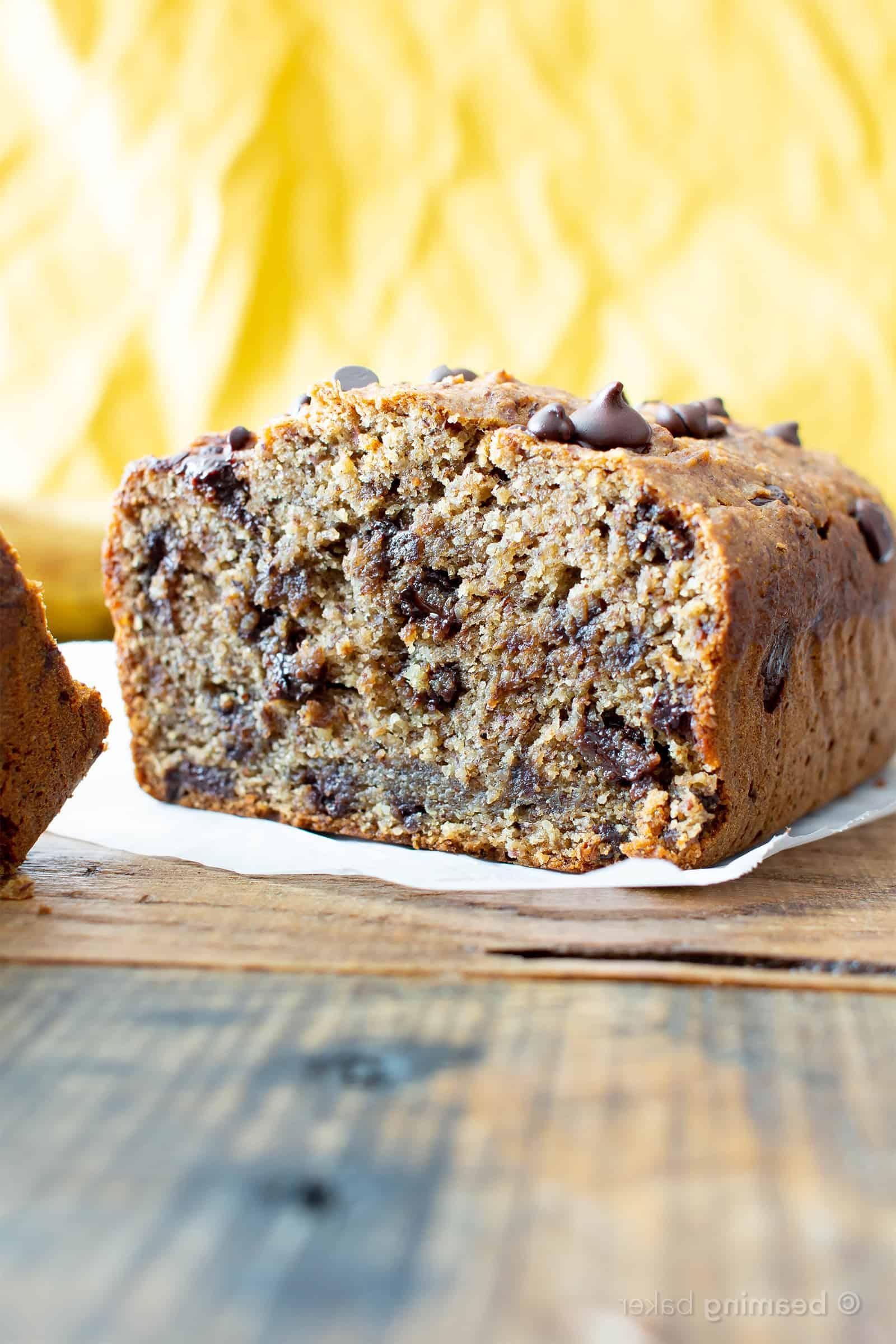 Das beste saftige Schokostückchen-Bananenbrot Rezept (Vegan, Glutenfrei, Aus einer Schüssel) 3 Bestes Saftiges Schoko-Bananenbrot (Vegan, Glutenfrei): Ein Ein-Schüssel-Rezept für köstlich feuchtes Bananenbrot voller Schokolade, hergestellt mit gesunden, vollwertigen Zutaten. #Vegan #GlutenFree #DairyFree #Healthy #QuickBreads | Rezept auf BeamingBaker.com