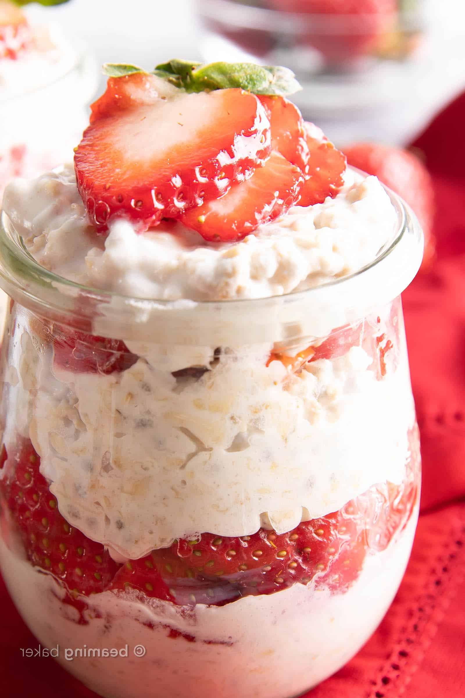 Erdbeer-Overnight Oats Rezept (Vegan, Gesund) 3 Erdbeer Overnight Oats Rezept (Vegan): Machen Sie einfache vegane Overnight Oats, die dick & cremig sind! Einfache Zutaten für ein einfaches, gesundes Frühstück! #Vegan #OvernightOats #OvernightOatmeal #Breakfast #Vegan | Rezept auf BeamingBaker.com