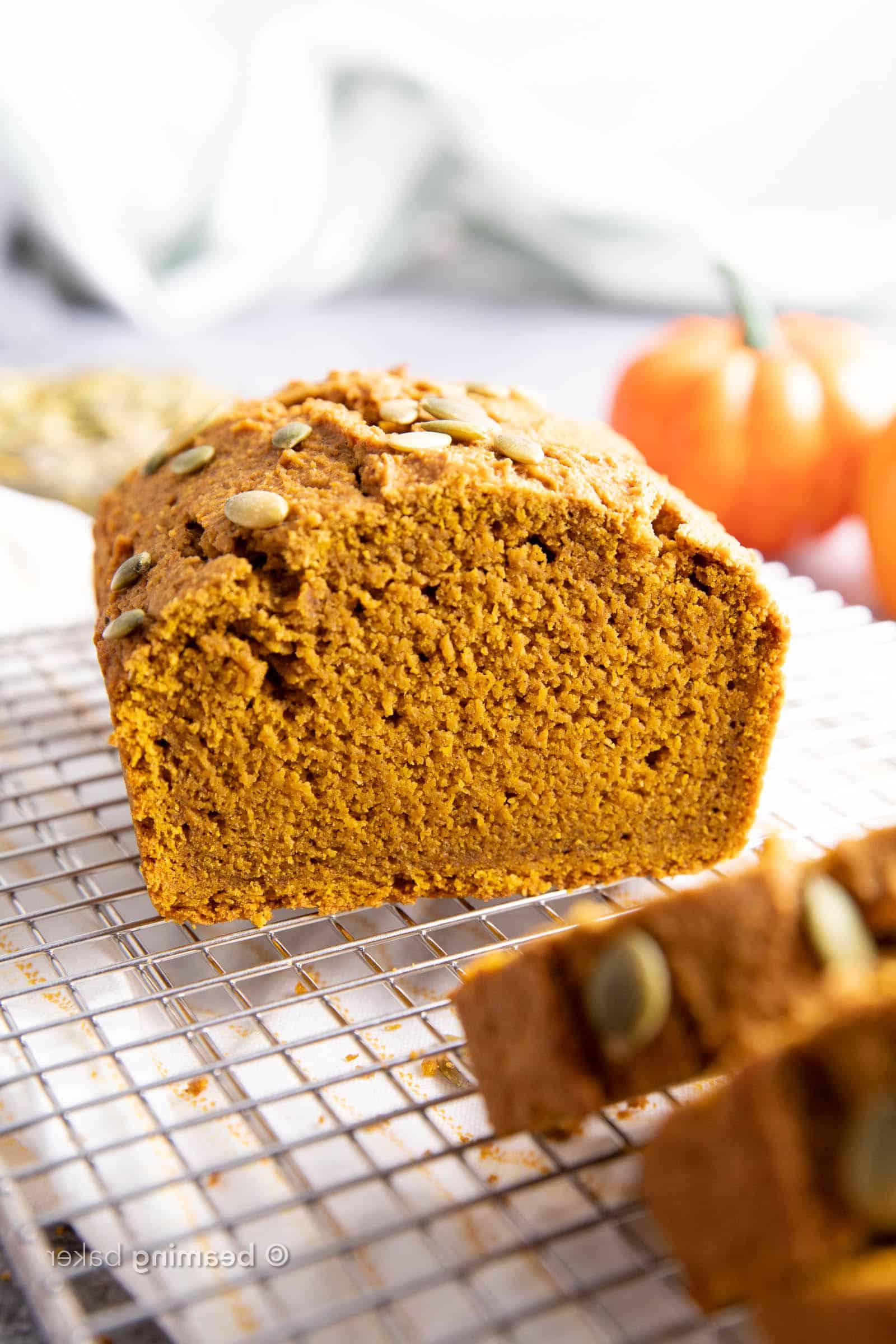 Glutenfreies Kürbisbrot Rezept 3 Glutenfreies Kürbisbrot: Dieses glutenfreie Kürbisbrot-Rezept ist saftig, befriedigend dicht und leicht locker. Das beste glutenfreie Kürbisbrot – aus einer Schüssel, mit reichen, warmen Kürbisaromen und leicht süß. #Kürbisbrot #Glutenfrei #Kürbis #GF