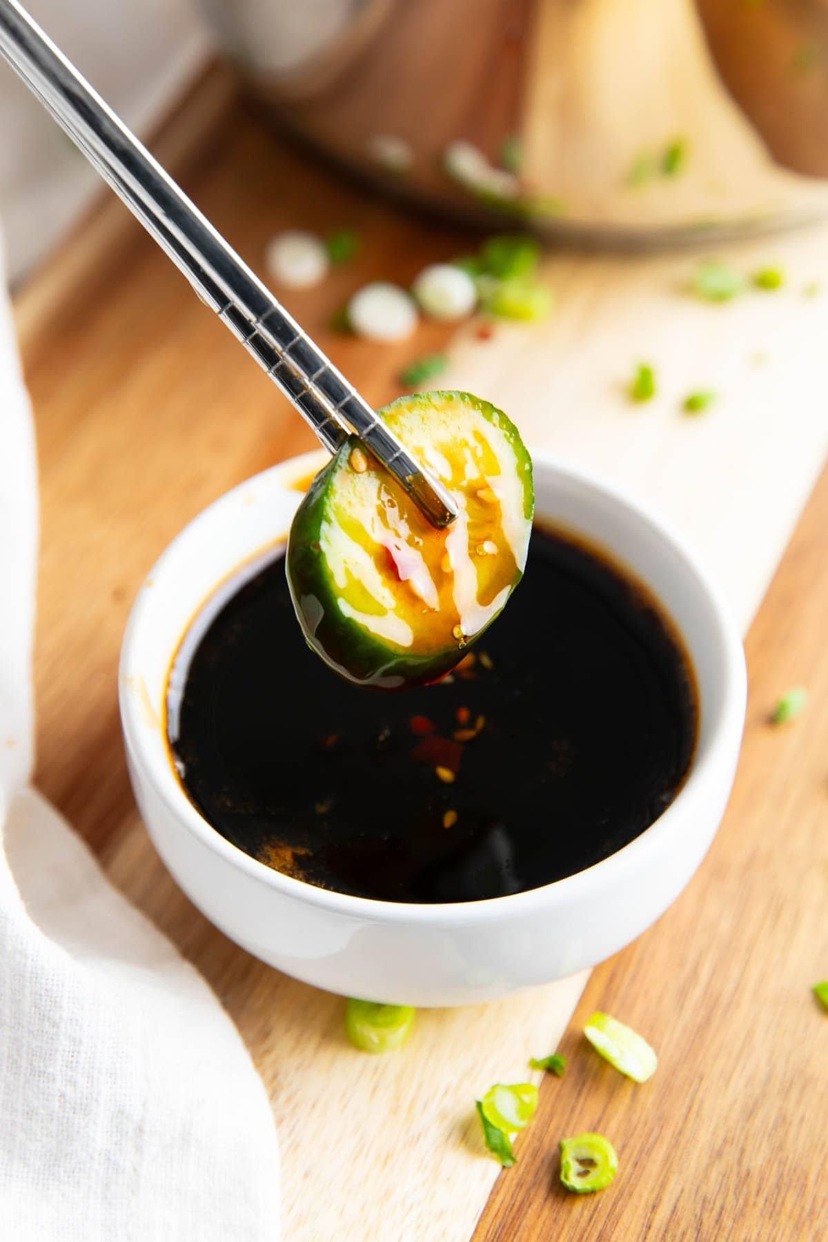 Aalsaucen-Rezept (Unagi-Sauce) 3 Jemand dippt eine Gurkenscheibe in Unagi-Soße.
