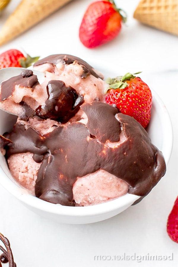 Vegane Magic Shell (V, GF, DF): ein raffiniert-zuckerfreies 3-Zutaten-Rezept für die perfekte selbstgemachte magische Schokoglasur. #Vegan #Paleo #Milchfrei #Glutenfrei | BeamingBaker.com