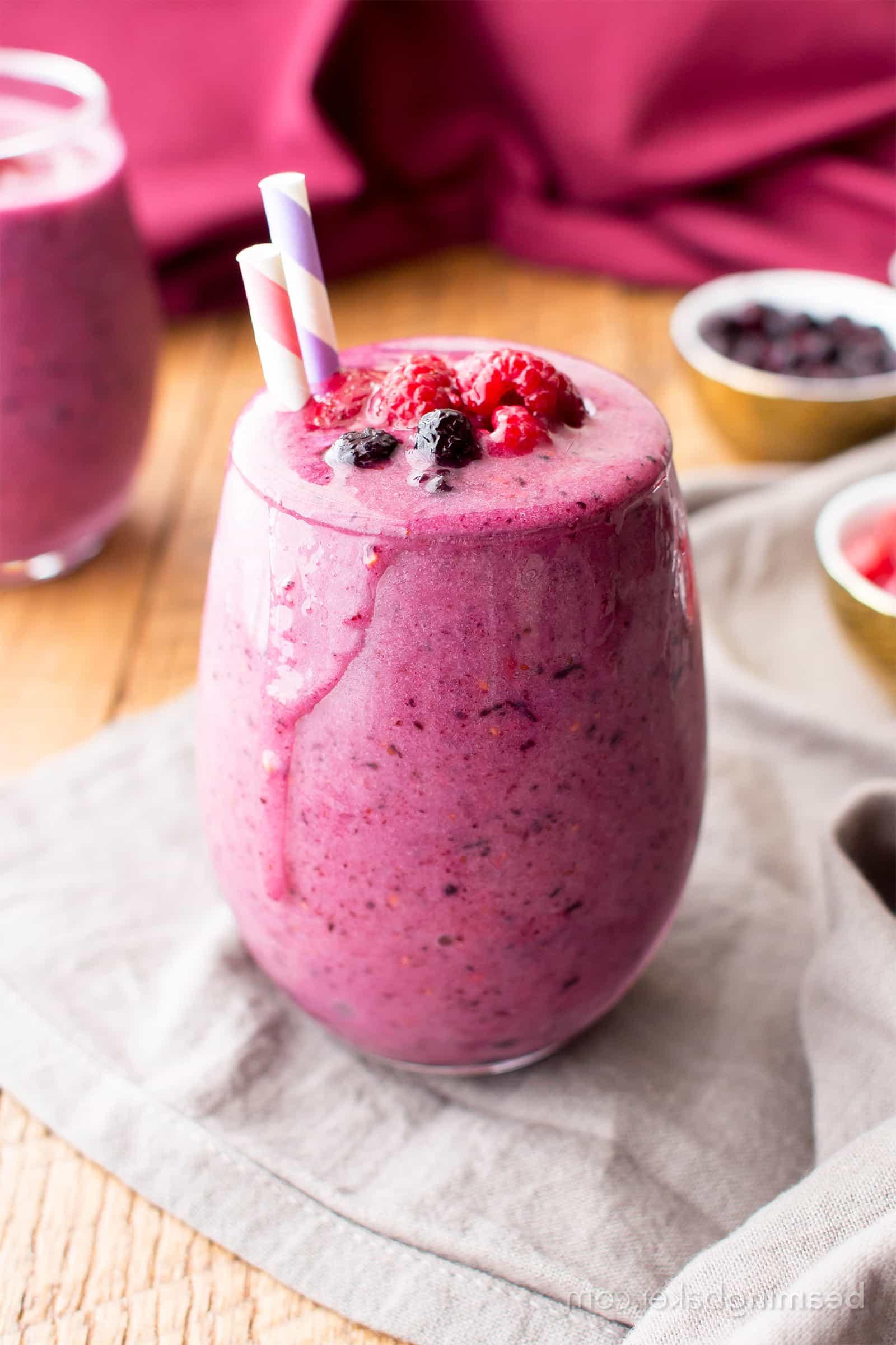 Einfaches Beeren-Smoothie Rezept: Dieser schnelle & einfache Beeren-Smoothie ist in 5 Minuten fertig! Erfrischend, voller Antioxidantien und köstlich. Paleo, Milchfrei, Gesund. #Beeren #Smoothie #Milchfrei #Paleo #Frühstück | Rezept auf BeamingBaker.com