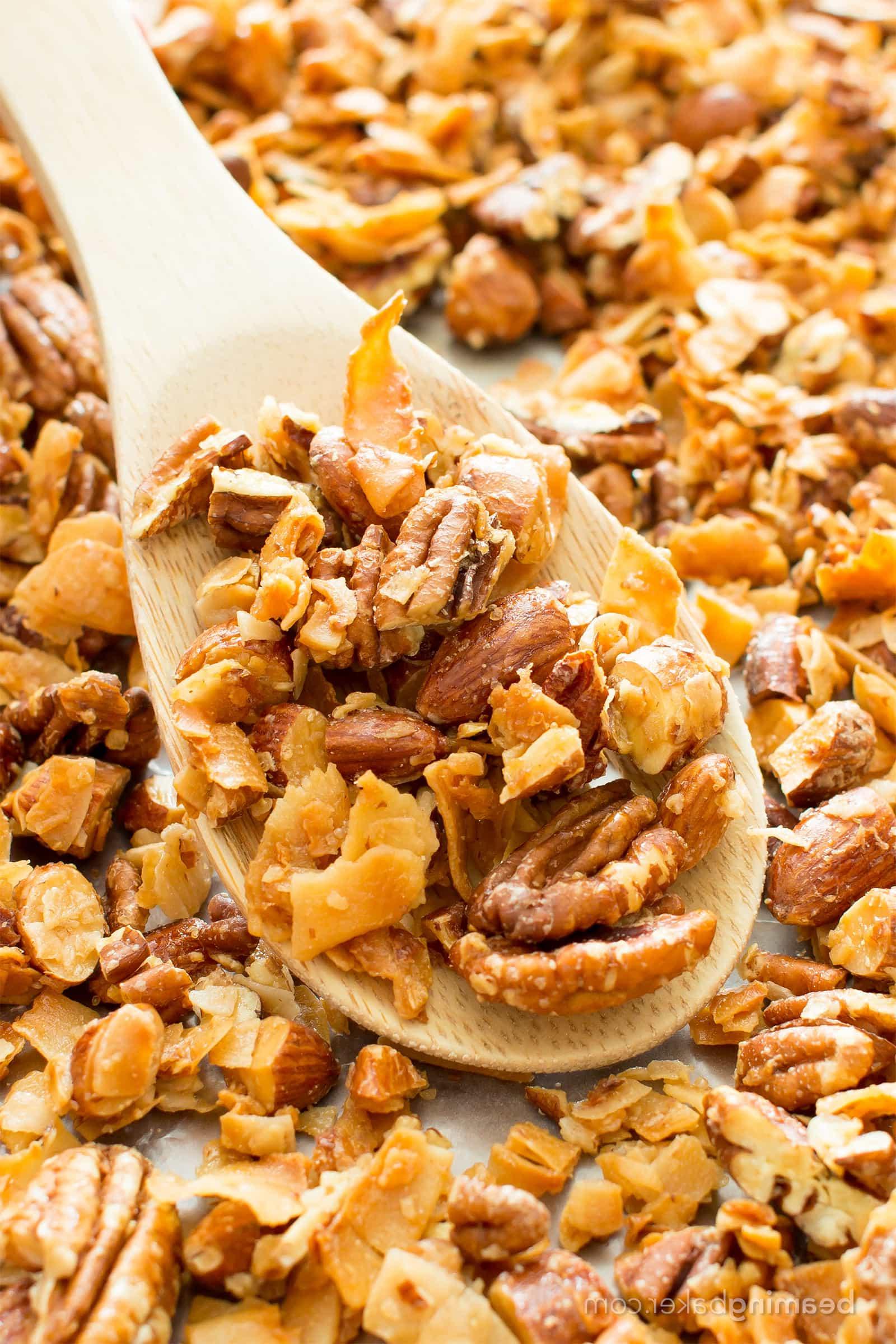 4-Zutaten Kokos-Mandel-Pekannuss Paleo Granola (Ölfrei, Vegan, Glutenfrei, Getreidefrei, Milchfrei, Ohne raffinierten Zucker) 3 4-Zutaten Kokos-Mandel-Pekannuss Paleo Granola (Vegan, Glutenfrei): Ein schnelles und einfaches Rezept für knuspriges, süßes und leicht salziges Granola voller natürlicher Zutaten. #Paleo #Vegan #Snacks #Gesund #Glutenfrei #Milchfrei #Zuckerfrei | BeamingBaker.com