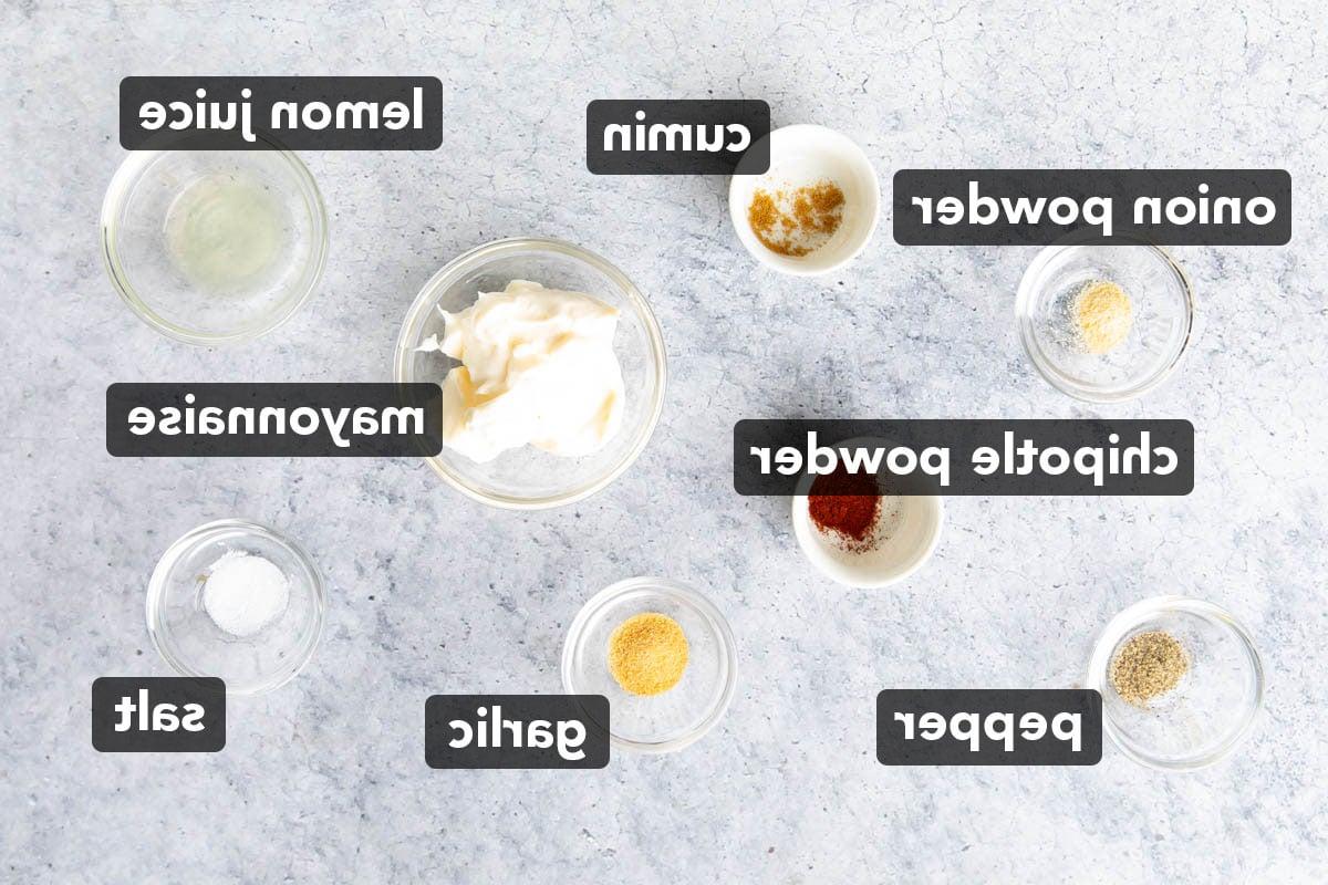 Chipotle Aioli 3 Ansicht von oben auf eine dekorative Dipschale, gefüllt mit dieser leuchtend orangen, würzigen und cremigen Pfeffersauce, serviert mit einer knusprigen frittierten Vorspeise und einem Klecks Ketchup im Hintergrund