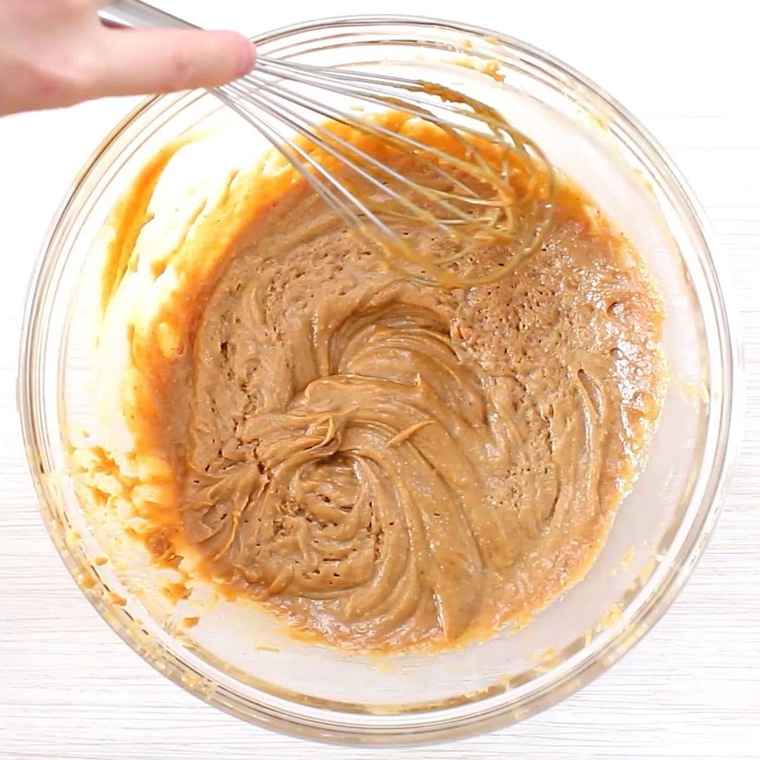 Das Erdnussbutter-Ahornsirup-Gemisch nach dem Erhitzen, zeigt eine leicht aufgefluffte und blasige Textur.