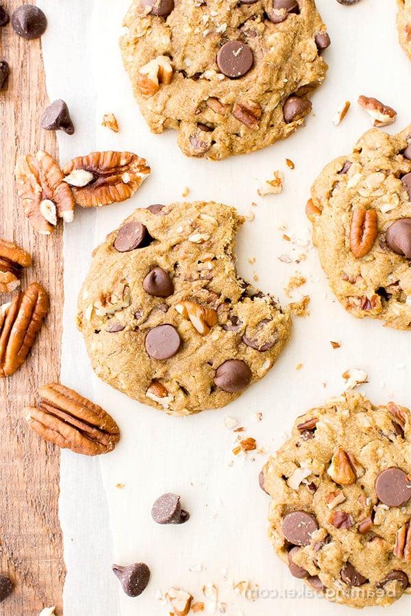 Ahorn-Pekannuss-Schokostückchen-Kekse (Hafermehl, Vegan, Glutenfrei, Milchfrei) 4 Ahorn-Pekannuss-Schoko-Cookies (V, GF, DF): Ein einfaches Rezept für köstlich weiche und zähe Hafermehl-Schoko-Cookies, die vor Ahorn- und Pekannussgeschmack nur so strotzen. #Vegan #GlutenFree #DairyFree #OatFlour | BeamingBaker.com