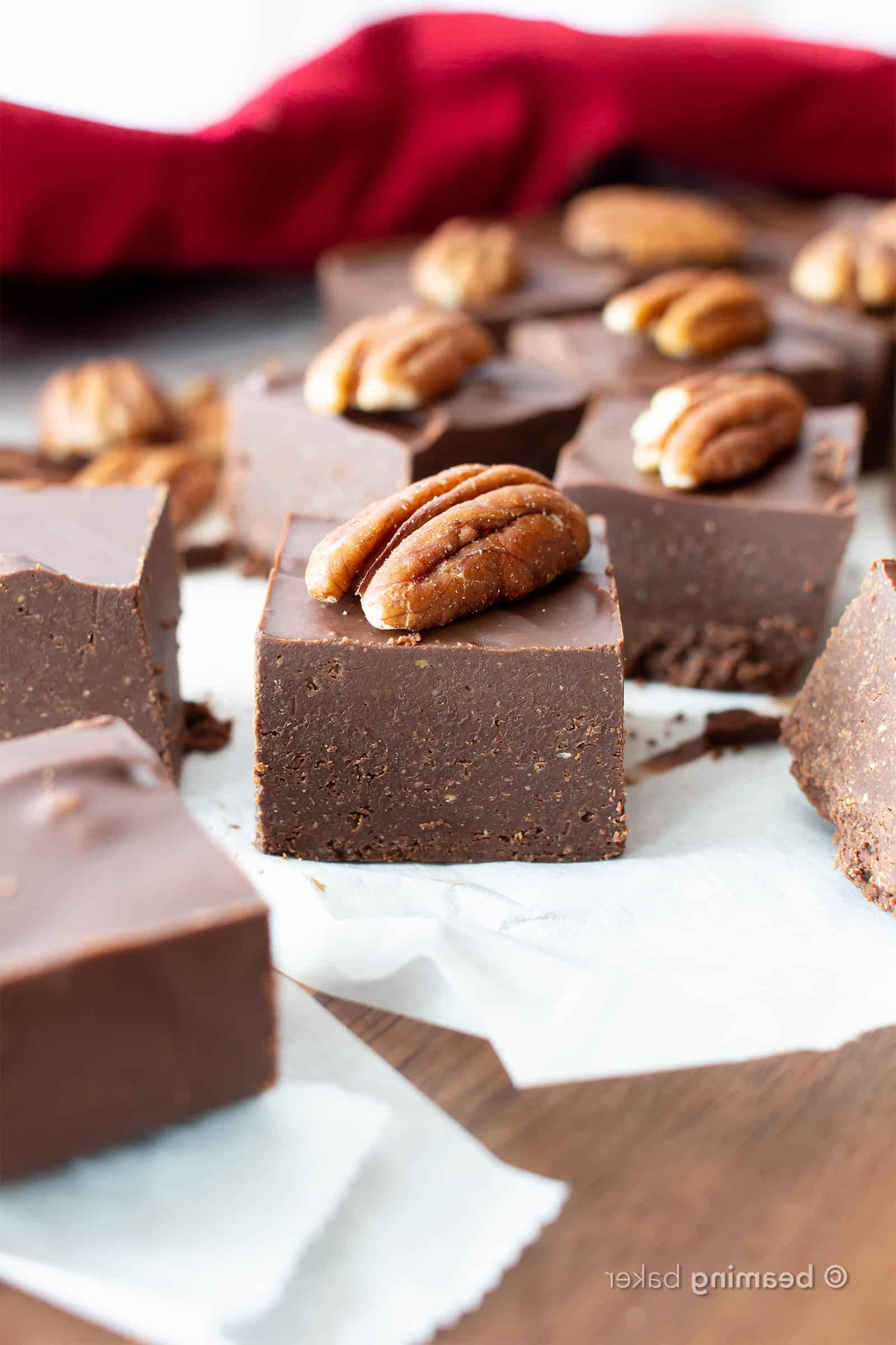 Keto Schoko-Fudge: Dieses kohlenhydratarme Schoko-Pekannuss-Fudge Rezept benötigt nur 2 Zutaten, ist vegan & milchfrei! Das beste 5-Minuten-Fudge für dicke Quadrate zuckerfreien Schoko-Fudges! Schmeckt wie mit Schokolade überzogene Pekannüsse.