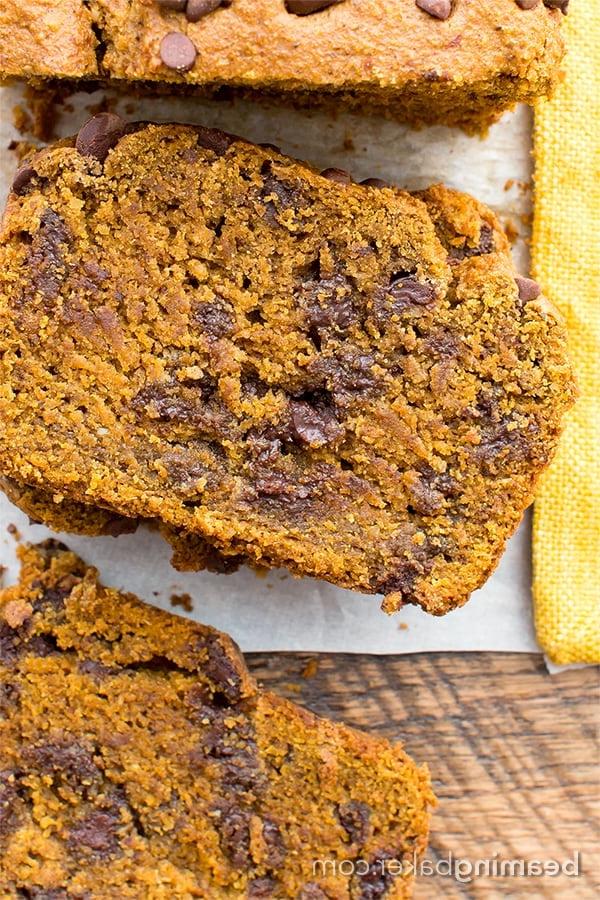 Detailaufnahme eines Scheibe veganen Kürbisbrots mit vielen Schokostückchen