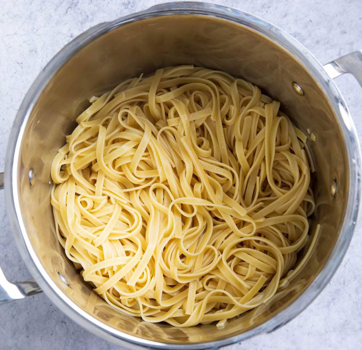 Leckeres Hähnchen-Fettuccine-Alfredo-Rezept 4 Gekochte Fettuccine-Nudeln in einem Nudeltopf.