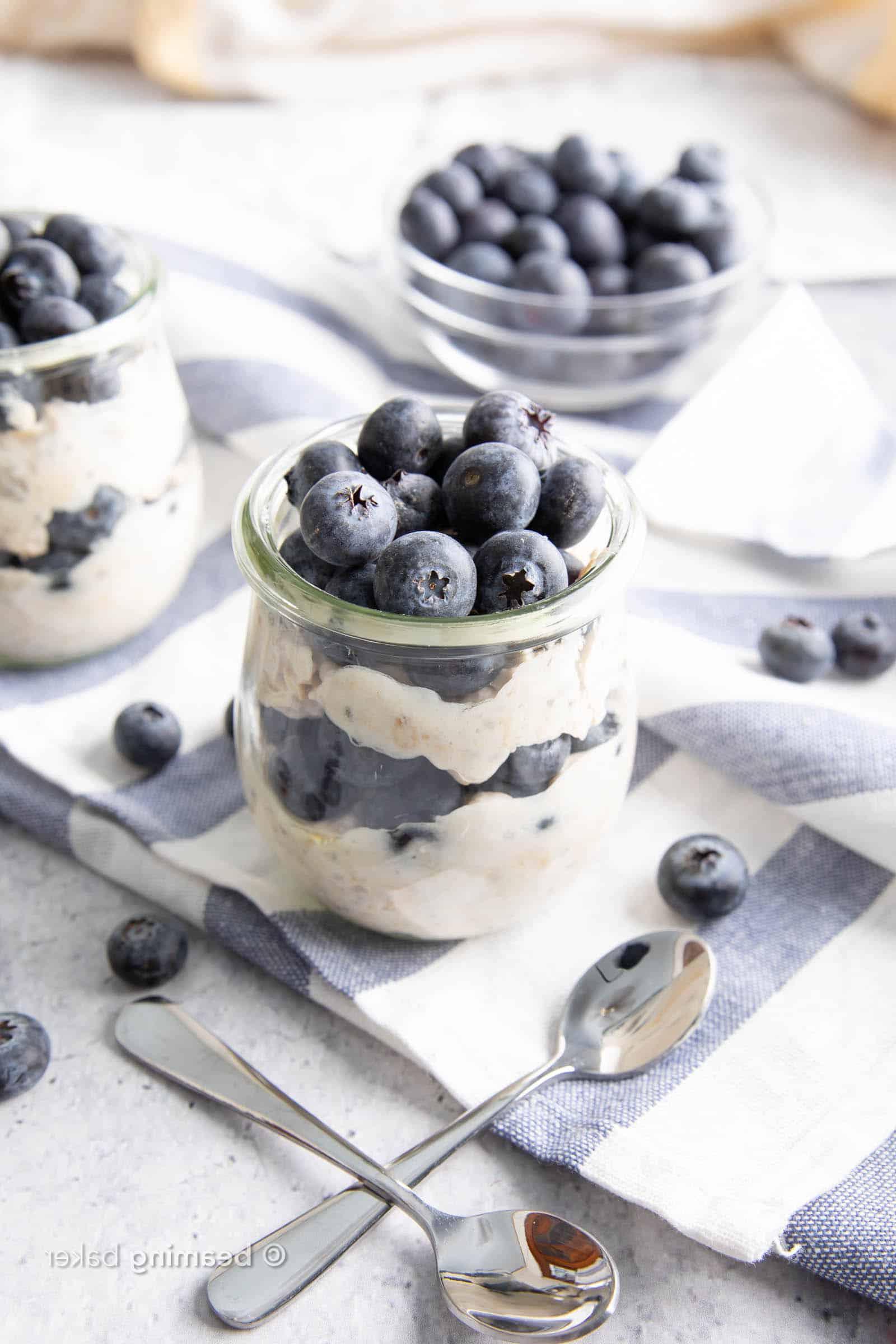 Gesunde Overnight Oats mit Mandelmilch und Blaubeeren 4 Gesunde Overnight Oats mit Mandelmilch und Heidelbeeren: Lerne, wie man Overnight Oats mit Mandelmilch zubereitet! Ein schnelles & einfaches Mandelmilch-Frühstück im Glas – die besten Overnight Oats mit Mandelmilch. #OvernightOats #Mandelmilch #Frühstück #Gesund | Rezept auf BeamingBaker.com