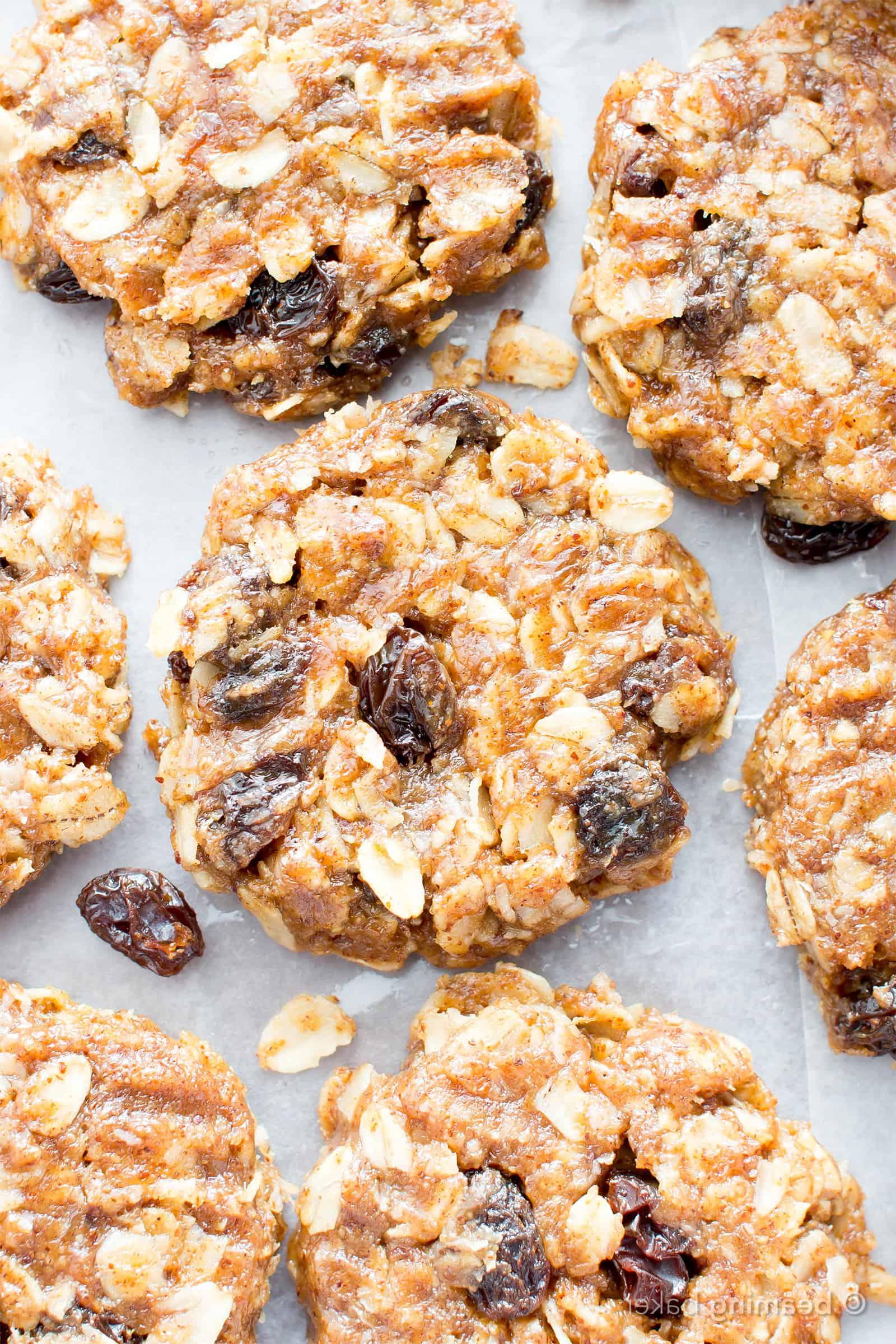 4-Zutaten-Haferflocken-Rosinen-Cookies ohne Backen (Vegan, Glutenfrei): Ein einfaches Rezept für herrlich zähe, ungebackene Kekse voller Rosinen- und Zimtgeschmack! #Vegan #Glutenfrei #Milchfrei #Kekse #OhneBacken #Dessert | Rezept auf BeamingBaker.com
