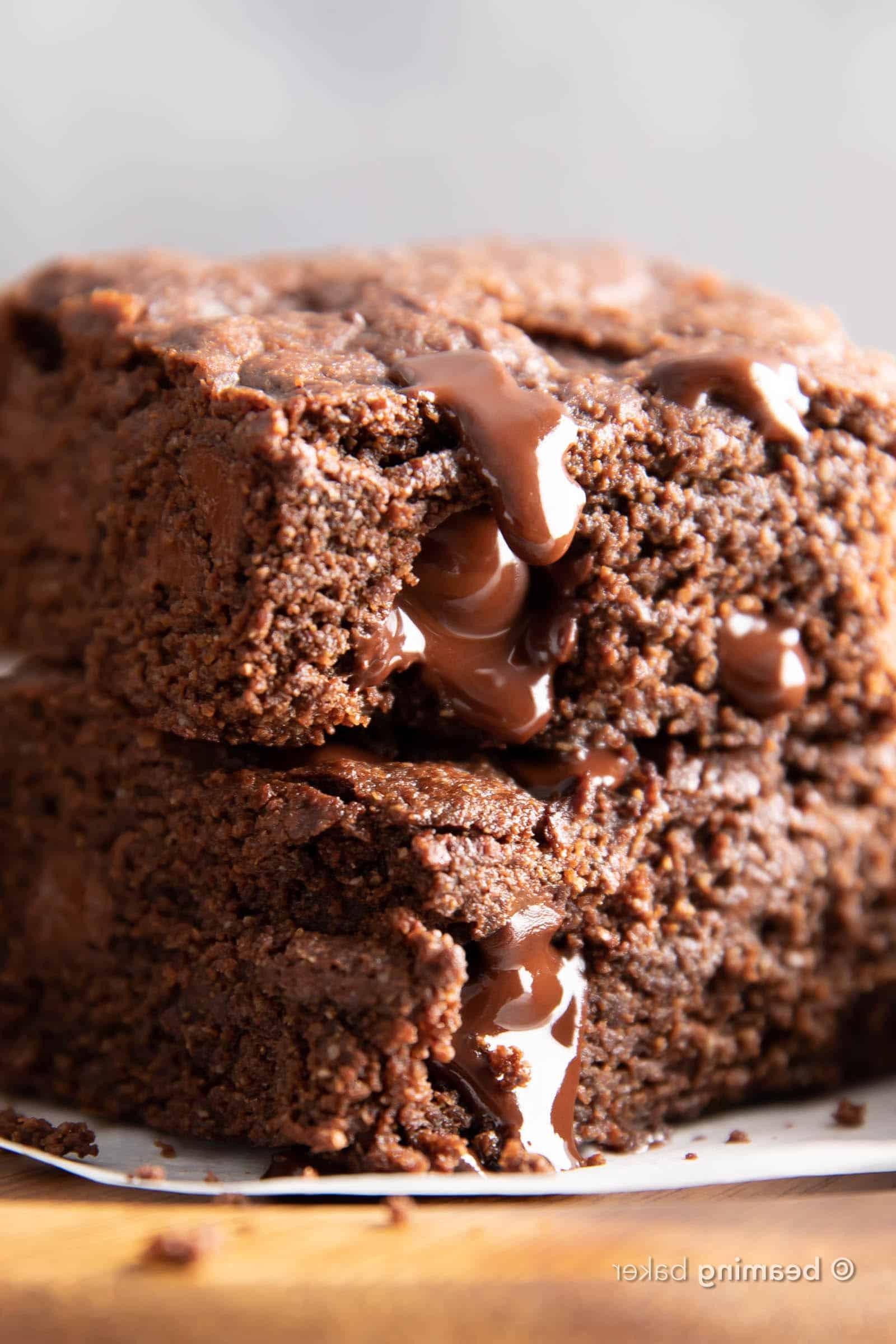 Mein Lieblingsrezept für glutenfreie Brownies von Grund auf: Die besten glutenfreien Brownies – fest, reichhaltig, dicht und voller schmelzender Schokostückchen! Ideal für vegane und milchfreie Ernährung. #GlutenfreieBrownies #VeganeBrownies #Milchfrei #Dessert | Rezept auf BeamingBaker.com