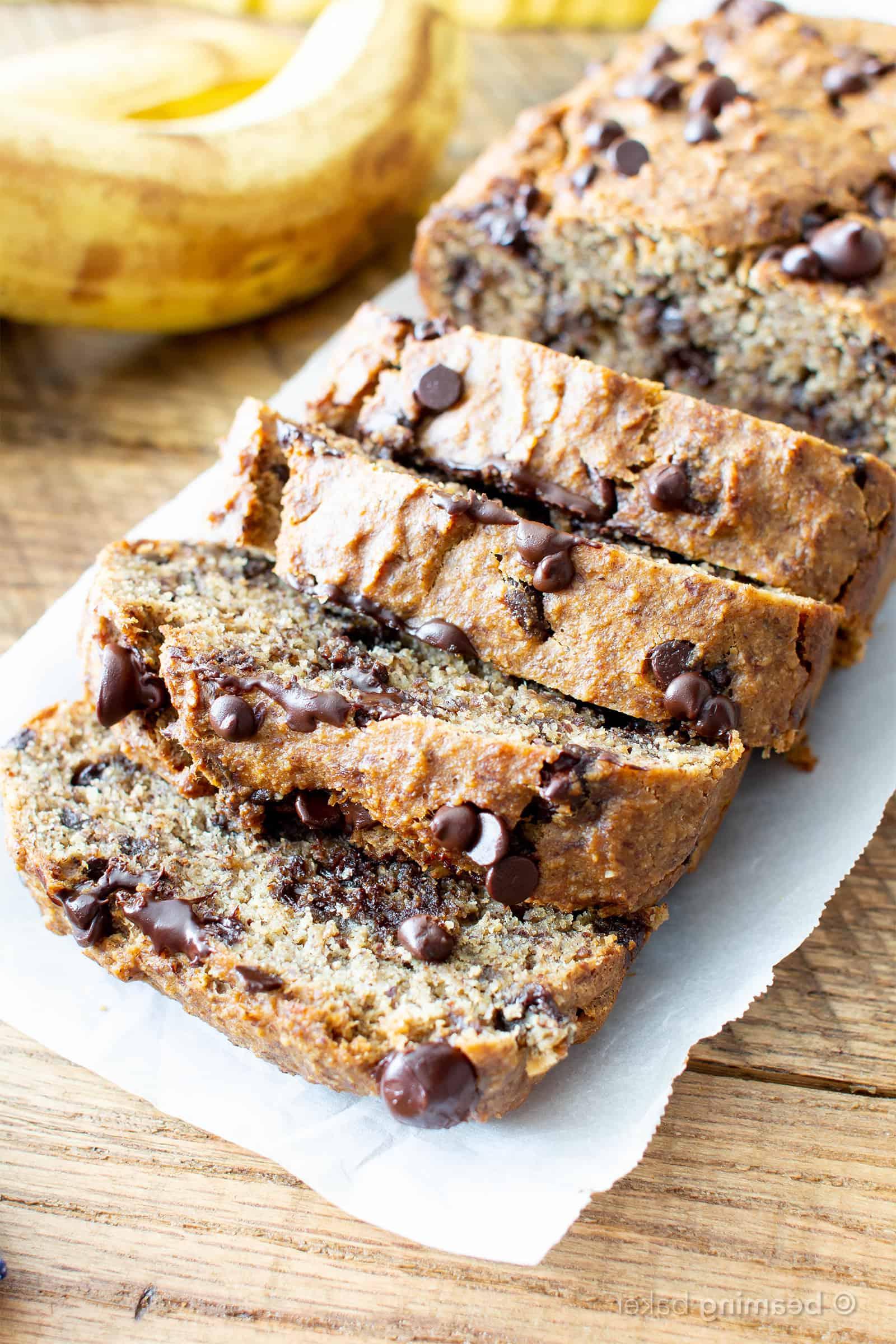 Das beste saftige Schokostückchen-Bananenbrot Rezept (Vegan, Glutenfrei, Aus einer Schüssel) 4 Bestes Saftiges Schoko-Bananenbrot (Vegan, Glutenfrei): Ein Ein-Schüssel-Rezept für köstlich feuchtes Bananenbrot voller Schokolade, hergestellt mit gesunden, vollwertigen Zutaten. #Vegan #GlutenFree #DairyFree #Healthy #QuickBreads | Rezept auf BeamingBaker.com