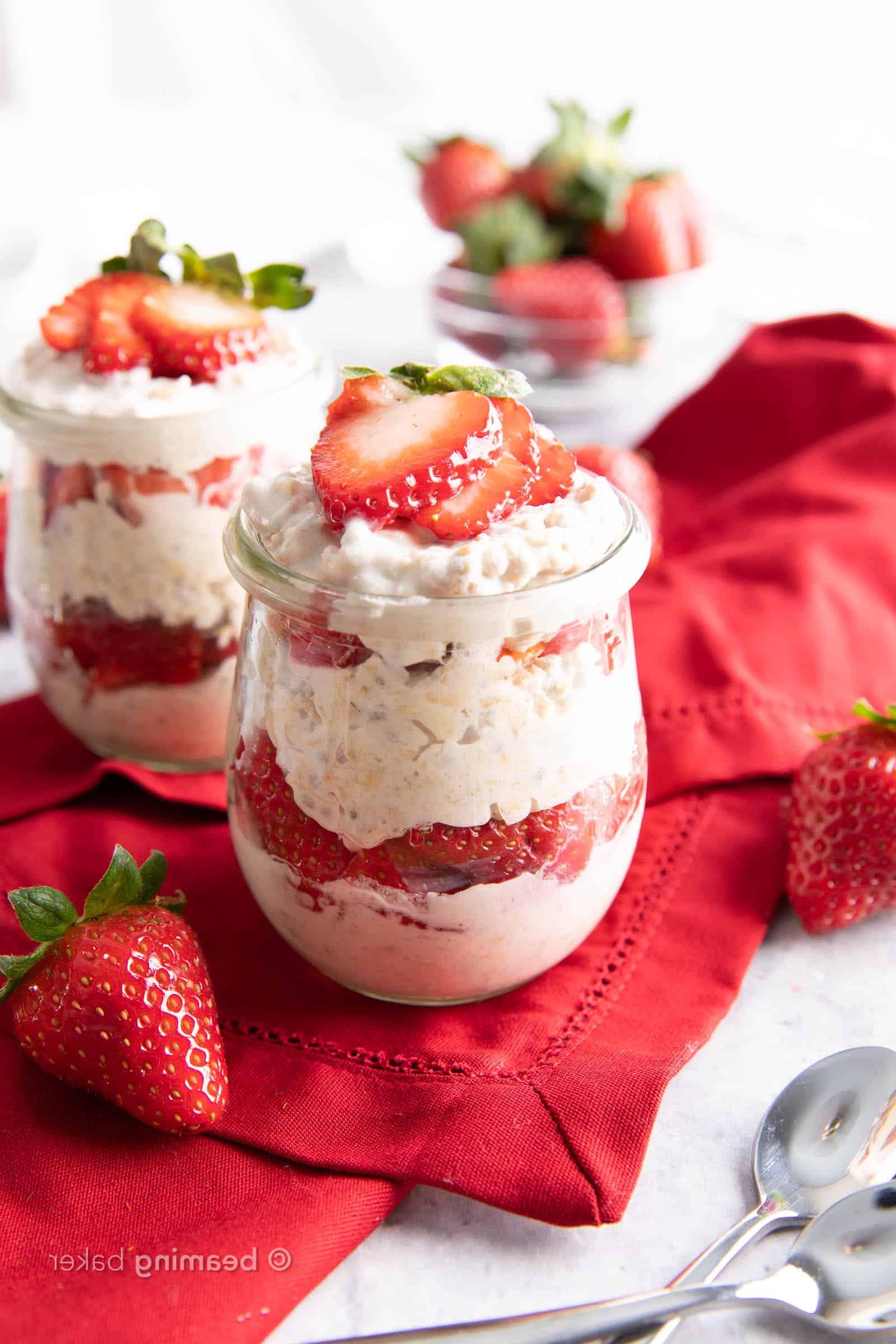Erdbeer-Overnight Oats Rezept (Vegan, Gesund) 4 Erdbeer Overnight Oats Rezept (Vegan): Machen Sie einfache vegane Overnight Oats, die dick & cremig sind! Einfache Zutaten für ein einfaches, gesundes Frühstück! #Vegan #OvernightOats #OvernightOatmeal #Breakfast #Vegan | Rezept auf BeamingBaker.com