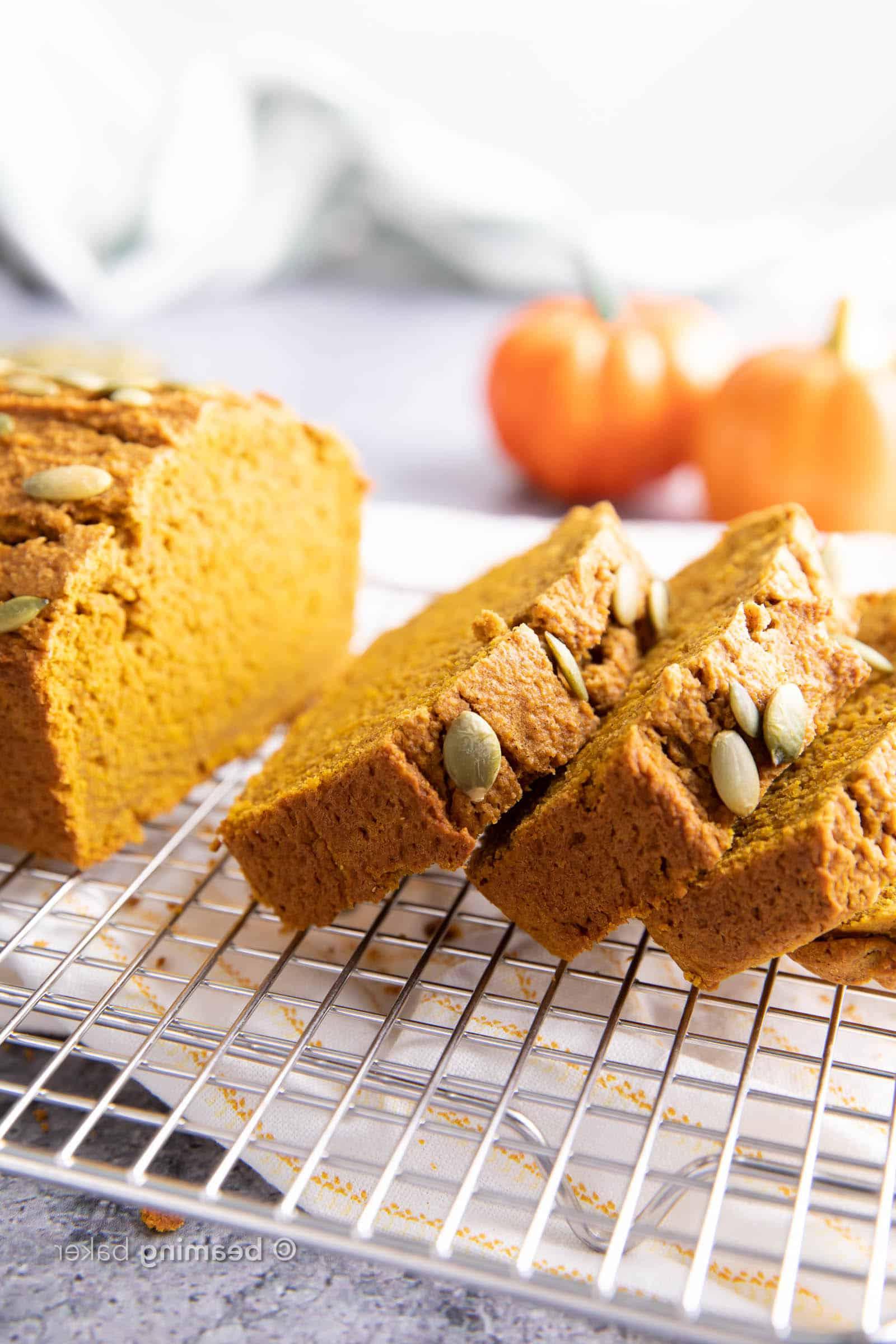 Glutenfreies Kürbisbrot Rezept 4 Bestes glutenfreies Kürbisbrot: Saftig, dicht und locker zugleich, mit warmen Kürbisaromen und der perfekten Süße. Einfaches 1-Schüssel-Rezept. #Kürbisbrot #Glutenfrei #Kürbis