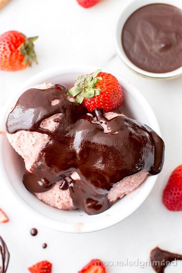 Vegane Magic Shell (V, GF, DF): ein raffiniert-zuckerfreies 3-Zutaten-Rezept für die perfekte selbstgemachte magische Schokoglasur. #Vegan #Paleo #Milchfrei #Glutenfrei | BeamingBaker.com