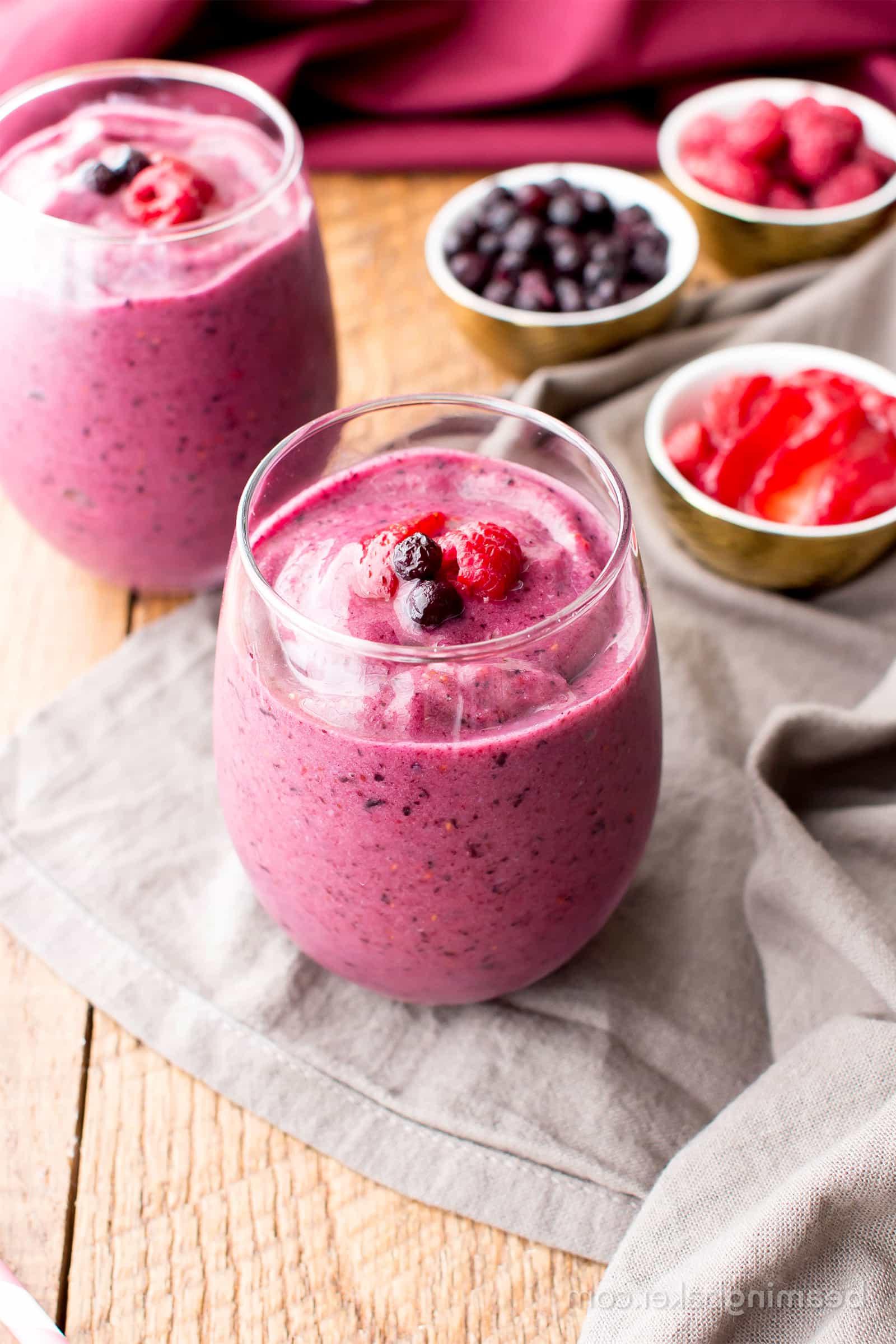 Einfaches Beeren-Smoothie Rezept: Dieser schnelle & einfache Beeren-Smoothie ist in 5 Minuten fertig! Erfrischend, voller Antioxidantien und köstlich. Paleo, Milchfrei, Gesund. #Beeren #Smoothie #Milchfrei #Paleo #Frühstück | Rezept auf BeamingBaker.com