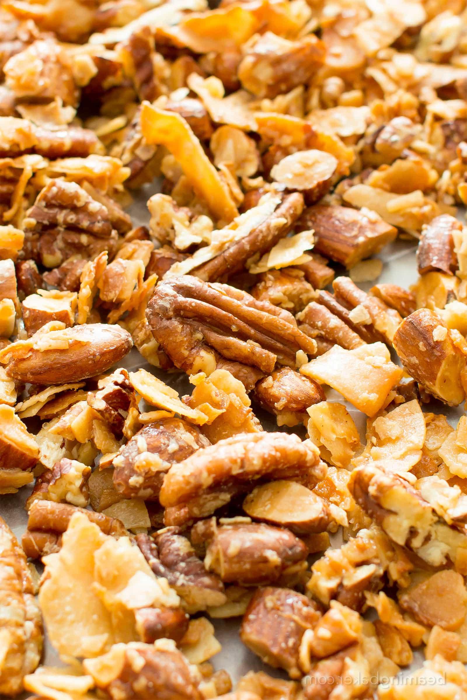 4-Zutaten Kokos-Mandel-Pekannuss Paleo Granola (Ölfrei, Vegan, Glutenfrei, Getreidefrei, Milchfrei, Ohne raffinierten Zucker) 4 4-Zutaten Kokos-Mandel-Pekannuss Paleo Granola (Vegan, Glutenfrei): Ein schnelles und einfaches Rezept für knuspriges, süßes und leicht salziges Granola voller natürlicher Zutaten. #Paleo #Vegan #Snacks #Gesund #Glutenfrei #Milchfrei #Zuckerfrei | BeamingBaker.com