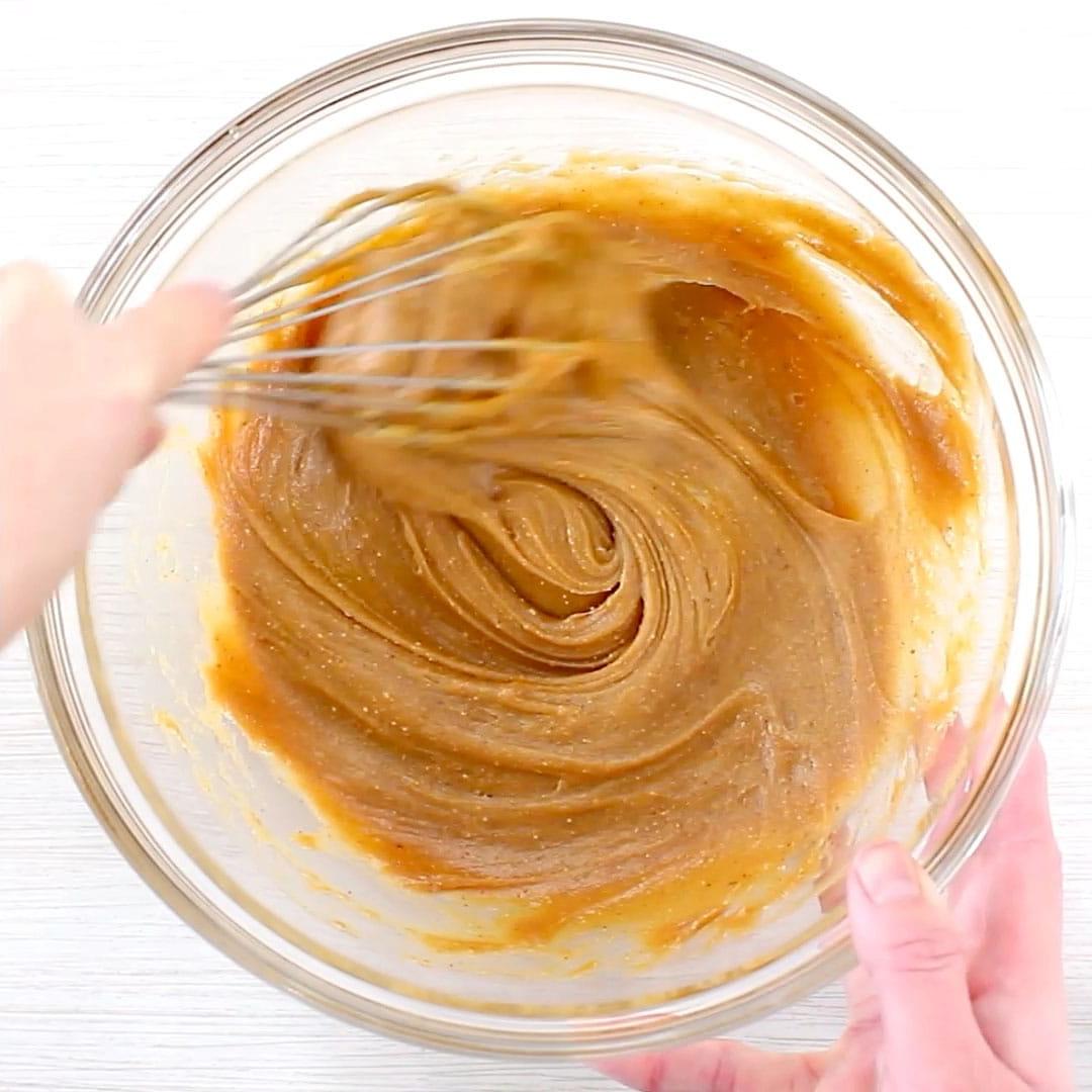 Erhitzte No Bake Keks-Mischung wird glatt gerührt, bereit für die weiteren Zutaten.