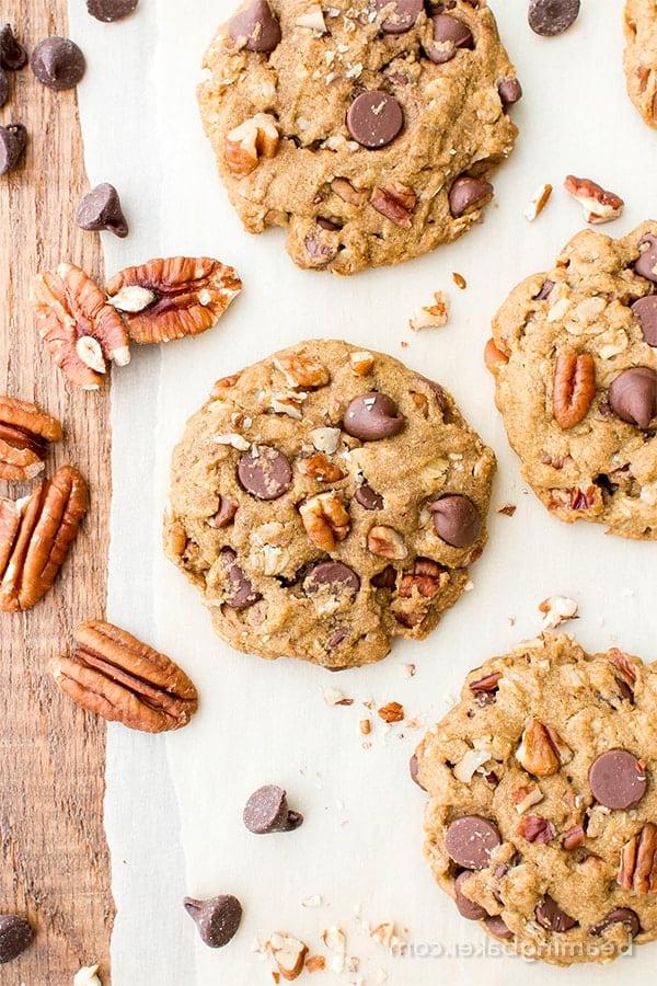 Ahorn-Pekannuss-Schokostückchen-Kekse (Hafermehl, Vegan, Glutenfrei, Milchfrei) 5 Ahorn-Pekannuss-Schoko-Cookies (V, GF, DF): Ein einfaches Rezept für köstlich weiche und zähe Hafermehl-Schoko-Cookies, die vor Ahorn- und Pekannussgeschmack nur so strotzen. #Vegan #GlutenFree #DairyFree #OatFlour | BeamingBaker.com